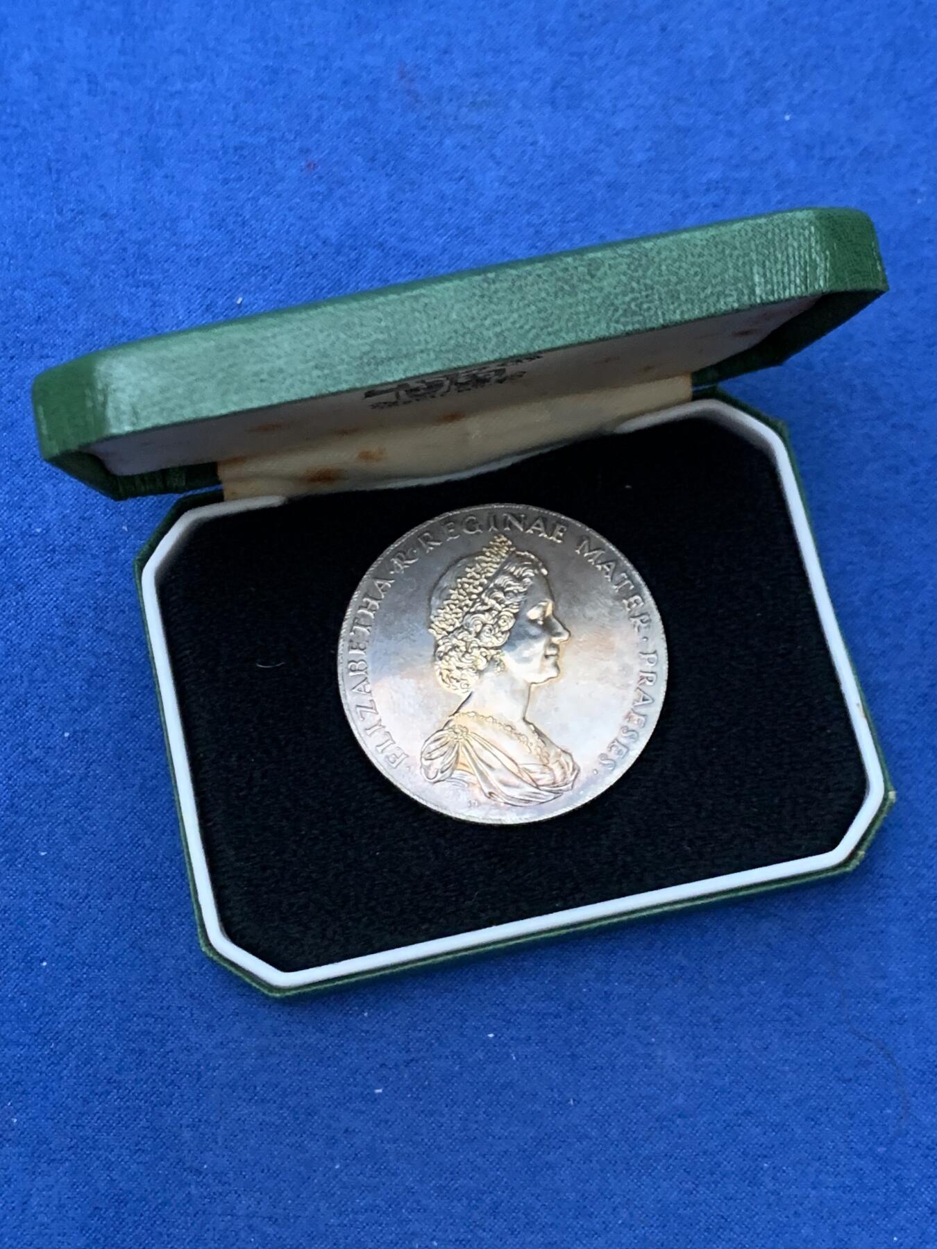 《竞宝斋》第461场 周日，周一，2场连拍 （全场包邮）欢迎送拍 英国1970年国家信托认证银质纪念章，皇家造币厂制，侧银标，人名，原盒少见。25.35克，39.2mm。