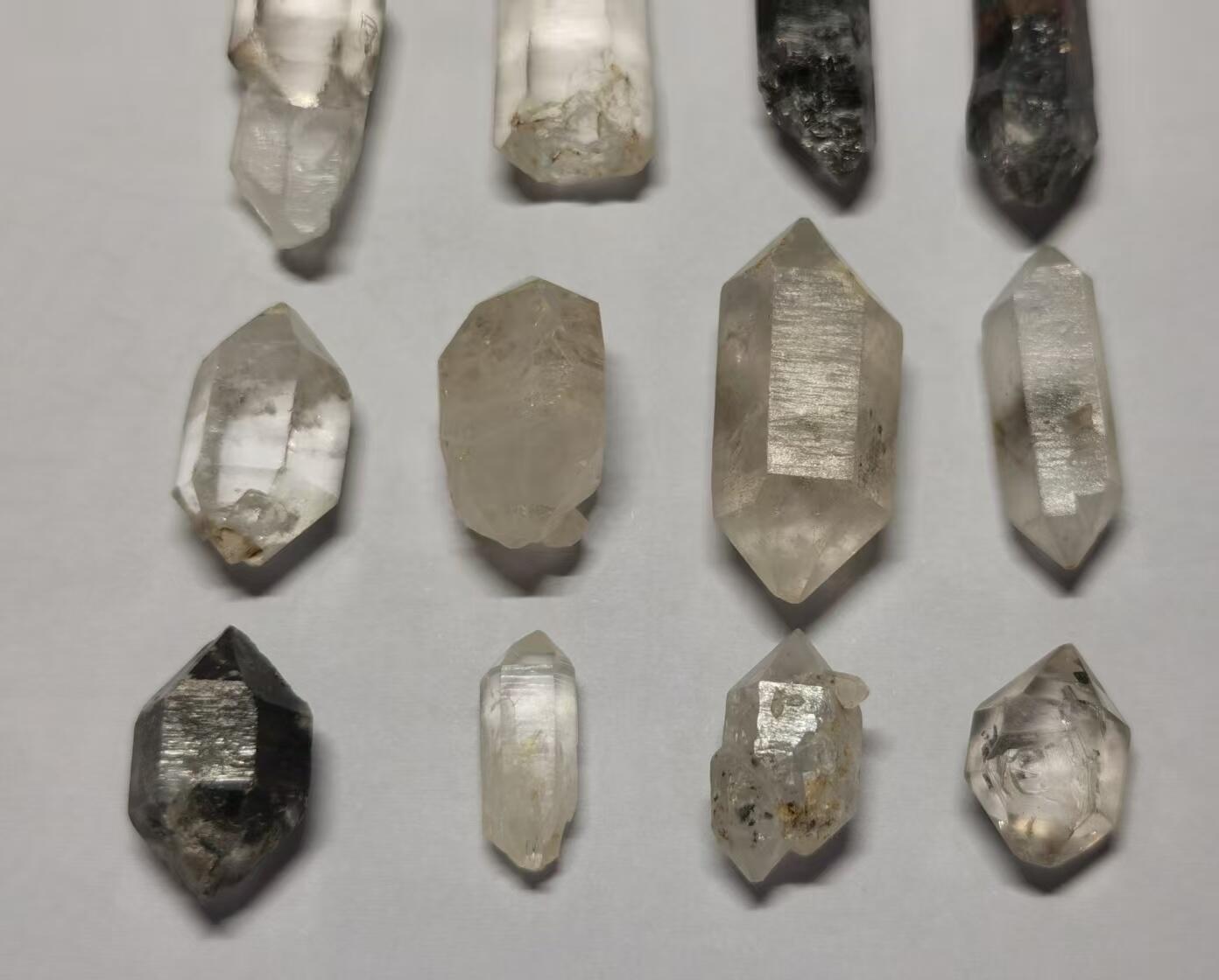 七河·世界币章矿标杂件每周小拍（总第35期）（本场周二结标） 藏家出品 X718（6） 云贵闪灵水晶原石一组 16 件 约50多克 本件拍品由合作藏家邮寄