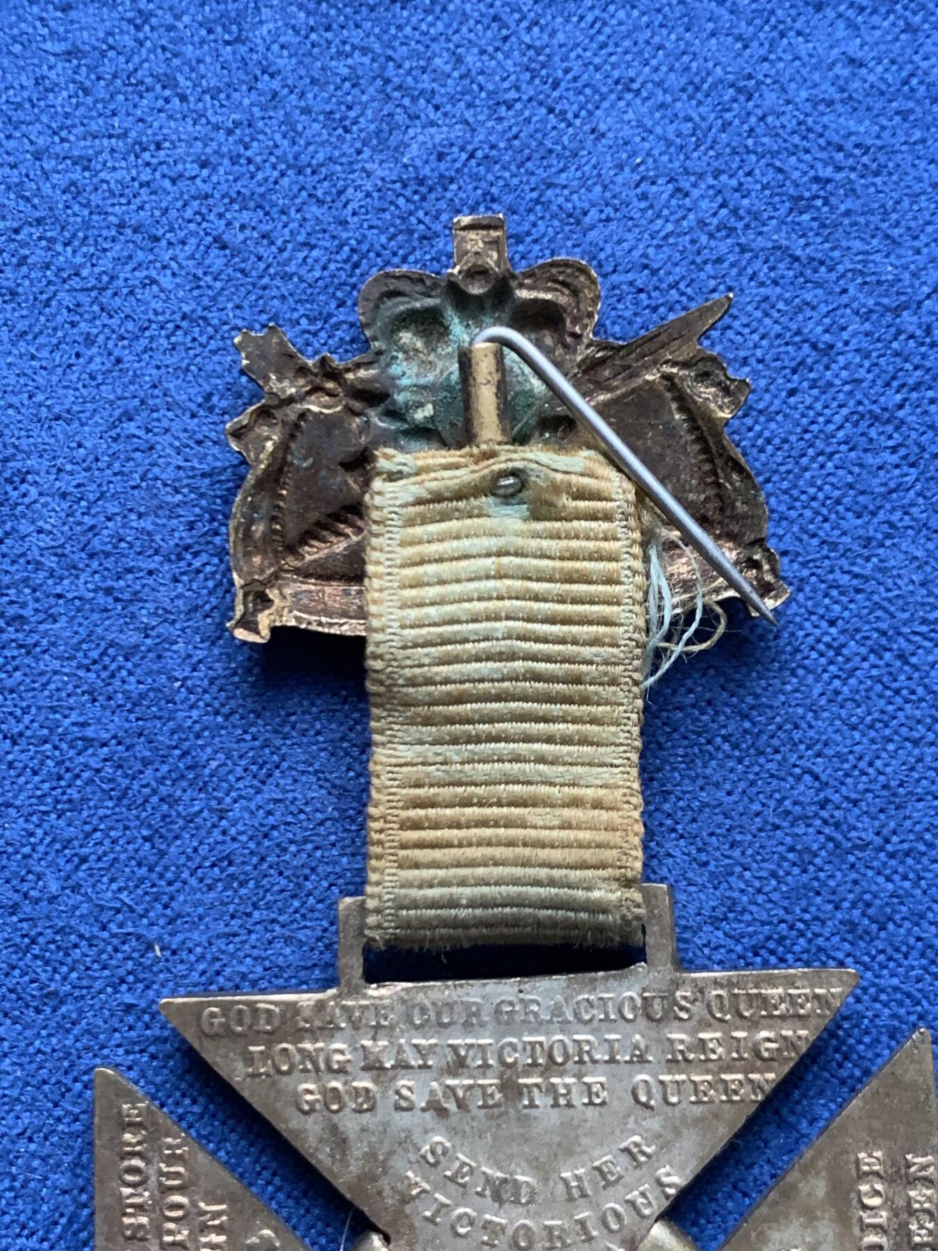 《竞宝斋》第461场 周日，周一，2场连拍 （全场包邮）欢迎送拍 两枚一组 英国1897年维多利亚女王登基60周年钻禧纪念章，马耳他十字型，少见款别，状态很好。总重25.8克 36.6mm