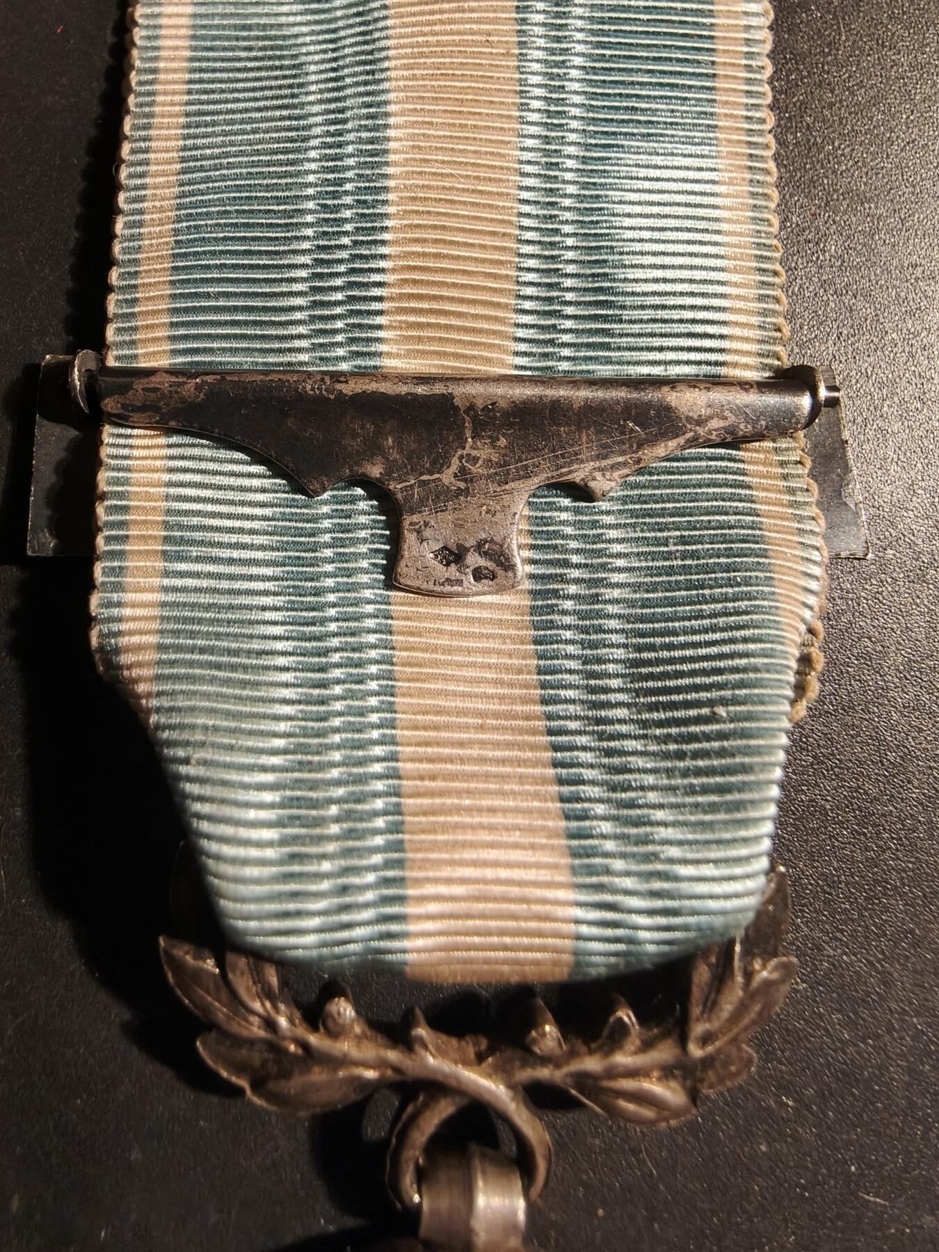 老王徽章第179期 法国殖民奖章     第一版双面叶子版本1892-1923    950银    章体、链接环、勋条多处银标      阿尔及利亚勋条       23g