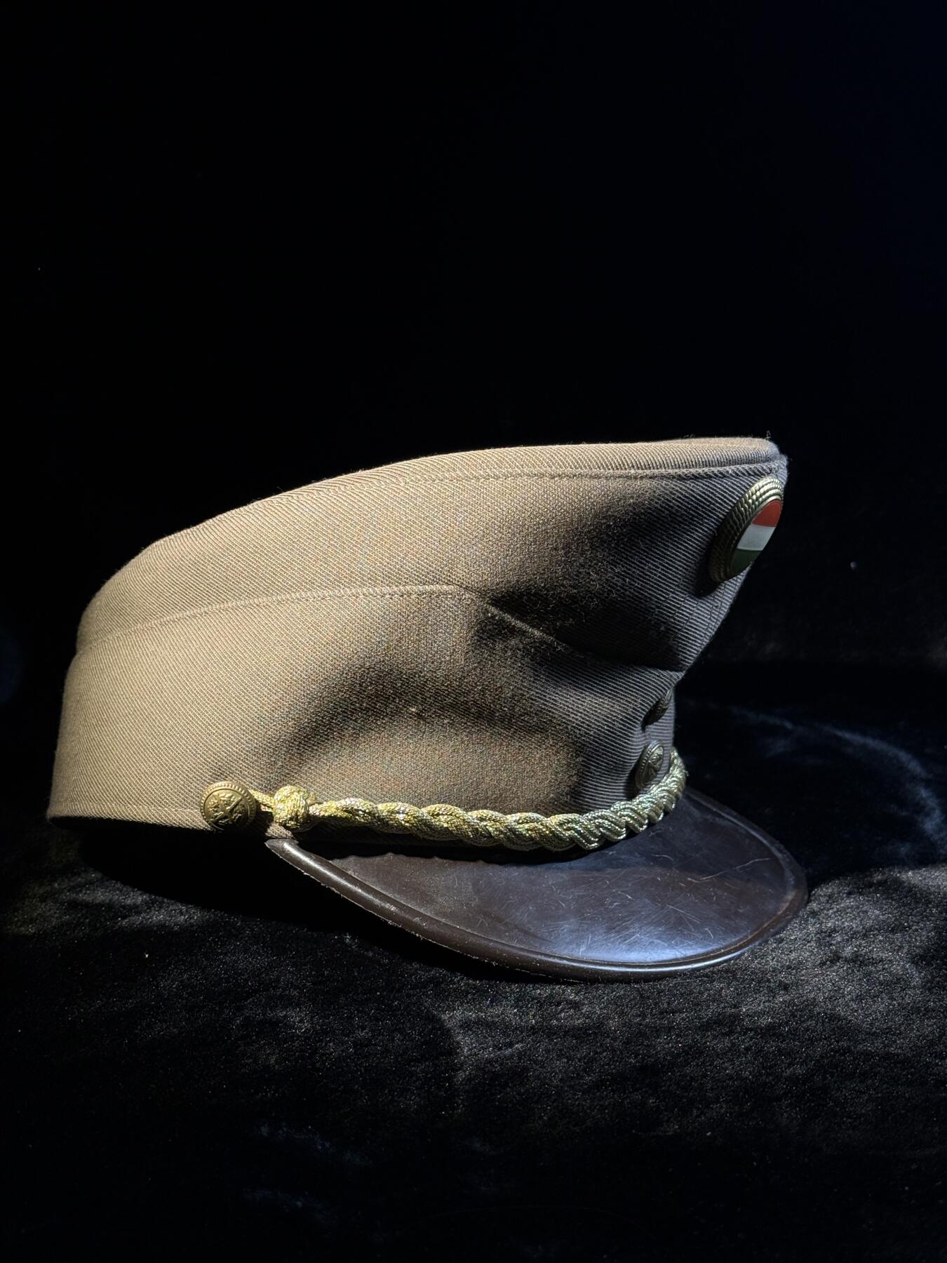 戎马世界章牌大赏第110期 匈牙利军官帽