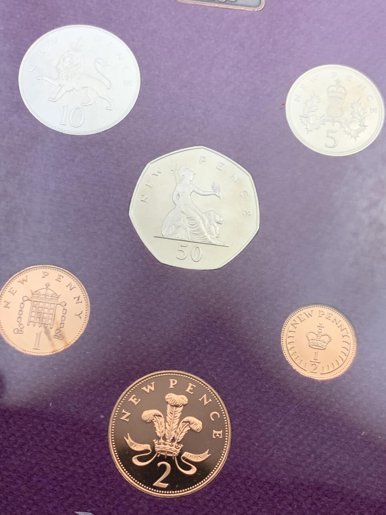 《竞宝斋》第461场 周日，周一，2场连拍 （全场包邮）欢迎送拍 英国1980年精制套币 礼品原装6枚币和1枚章