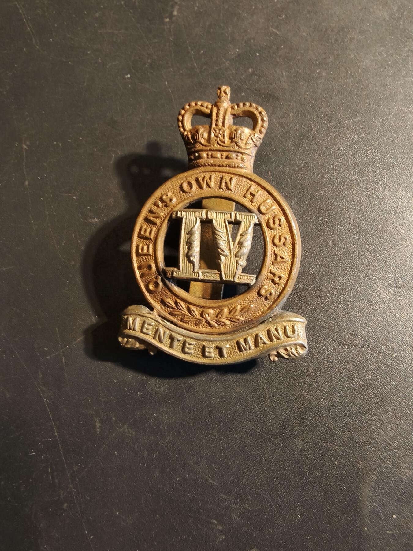 老王徽章第179期 英国陆军女王第4骠骑兵团帽徽     女王早期版