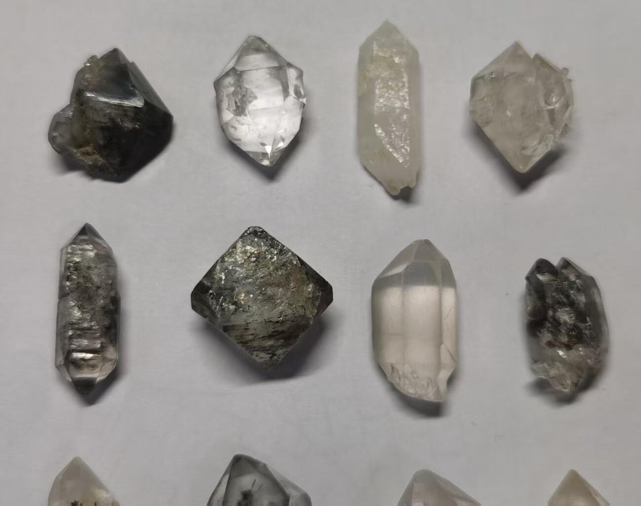 七河·世界币章矿标杂件每周小拍（总第35期）（本场周二结标） 藏家出品 X725(3) 云贵闪灵水晶原石一组 12 件 本件拍品由合作藏家邮寄