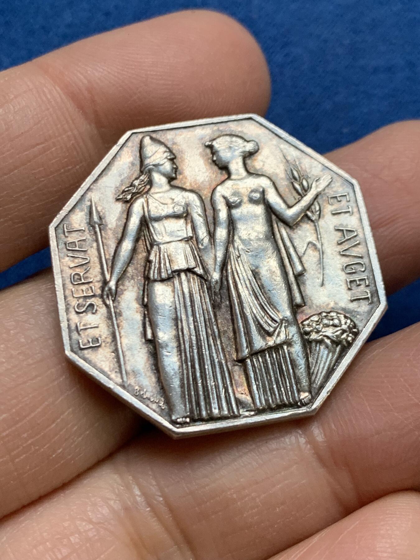 《竞宝斋》第461场 周日，周一，2场连拍 （全场包邮）欢迎送拍 法国巴黎证券交易所八角银章 无边铭版本 21.1克 32mm