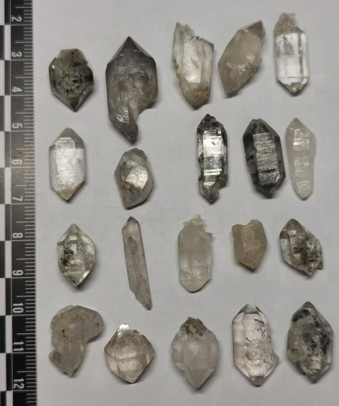 七河·世界币章矿标杂件每周小拍（总第35期）（本场周二结标） 藏家出品X717（4）云贵闪灵水晶原石一组 20 件 本件拍品由合作藏家邮寄