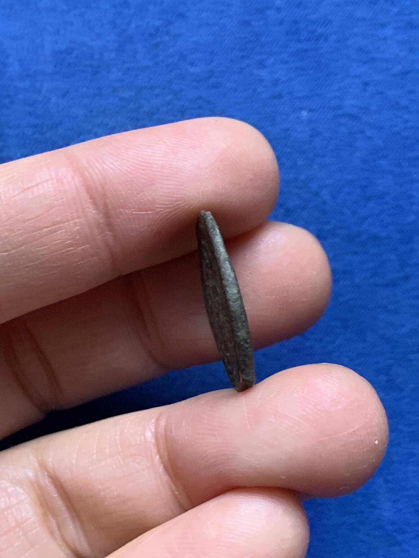 《竞宝斋》第461场 周日，周一，2场连拍 （全场包邮）欢迎送拍 十字军东征时期罗姆苏丹国铜币，1192-1198年凯霍斯鲁一世打制，经典塞尔柱骑士骑马图案！罗姆苏丹国在十字军东征时期敌后袭扰，周旋图存，扮演了抵抗者、干扰者和生存者的多重角色。此枚法鲁斯铜币正是这段历史的“见证者”，包浆浑厚，打制较同类规整，图案铭文清晰。