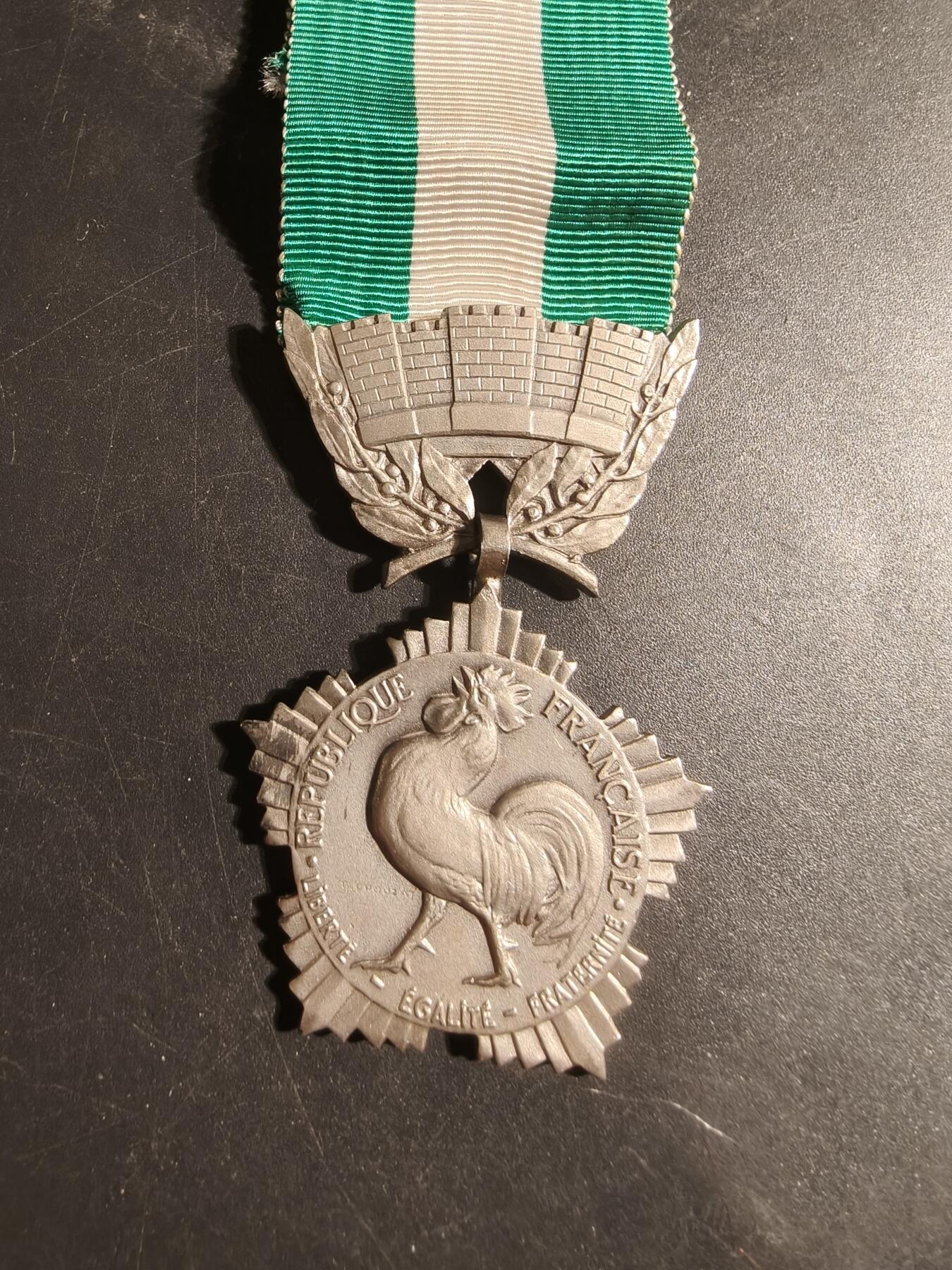 老王徽章第179期 法国银级地方嘉奖奖章   950银    31.5g