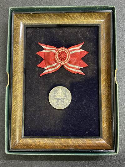 西秦中古拍卖第七十四期 - 不忘历史·抗战收藏 日本红十字会金色特别社员章 少见集体授予版本 带原盒