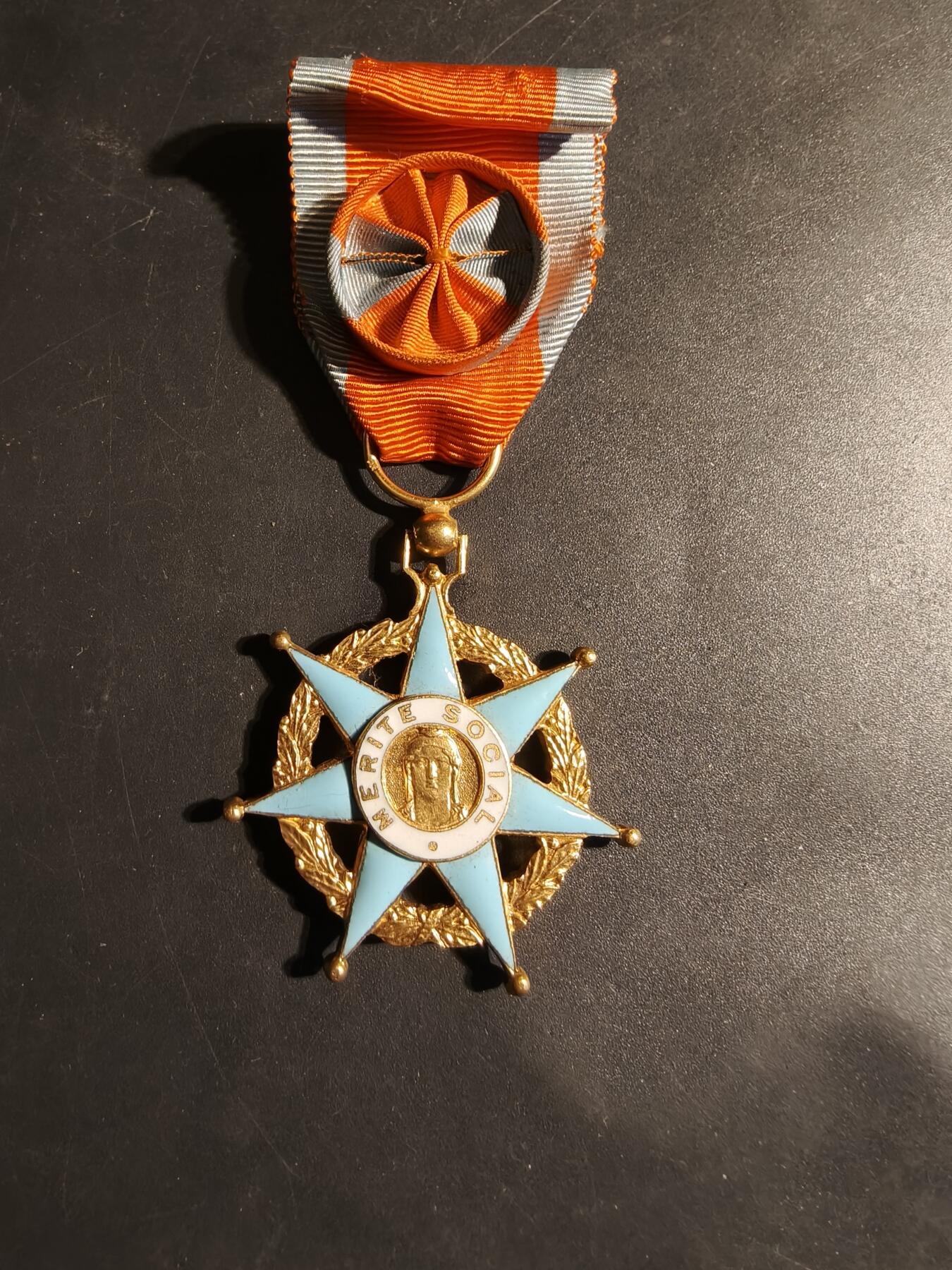 老王徽章第179期 法国军官级社会功绩勋章   塑料盒