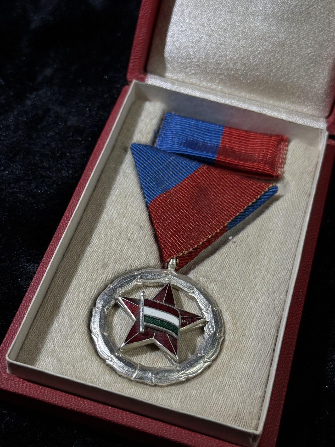 戎马世界章牌大赏第110期 匈牙利银级体育功勋奖章