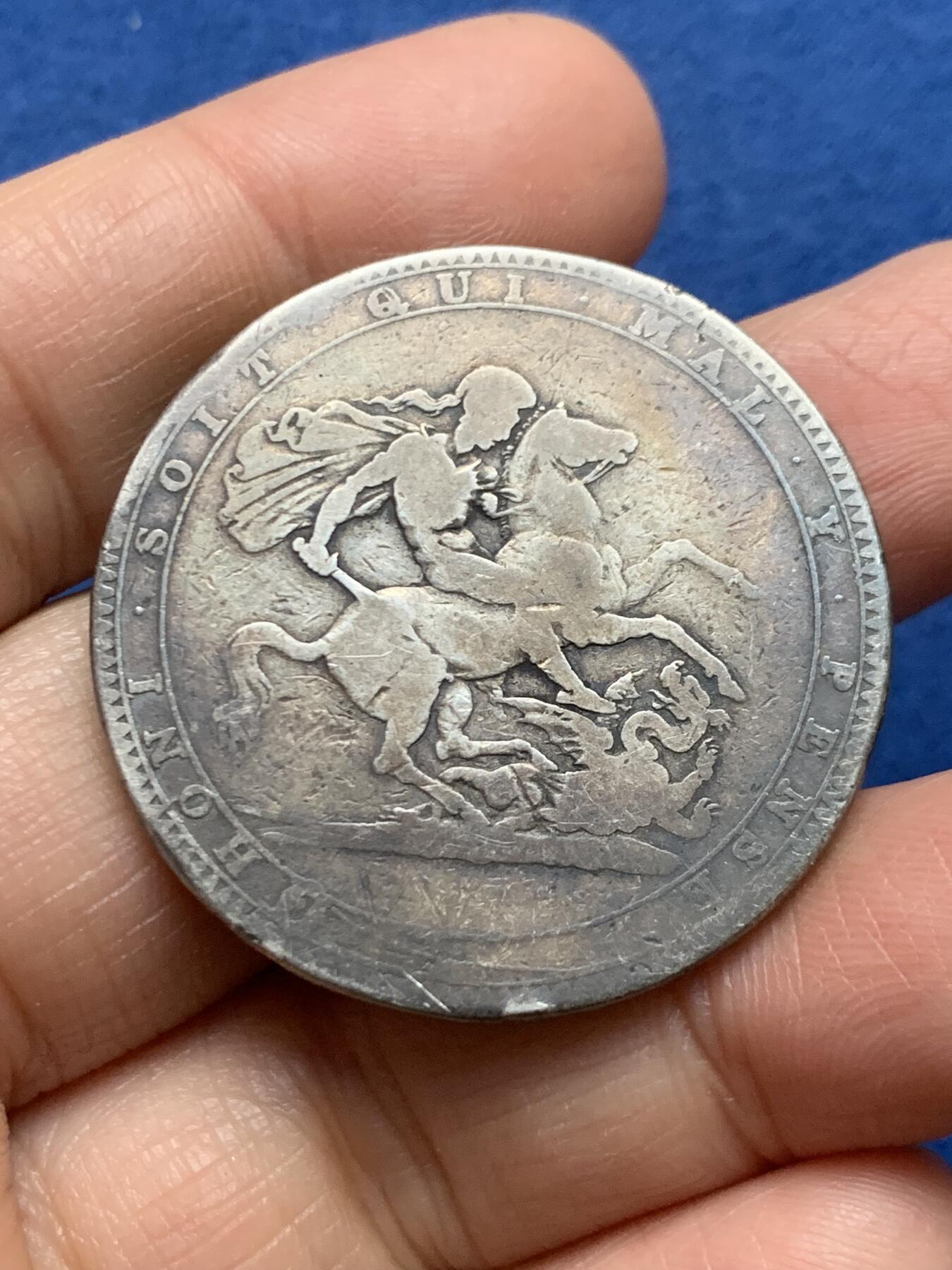 《竞宝斋》第461场 周日，周一，2场连拍 （全场包邮）欢迎送拍 英国1819年乔治三世马剑屠龙克朗大银币，自然流通，细节温润。27.25克