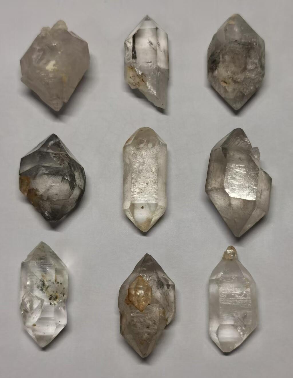 七河·世界币章矿标杂件每周小拍（总第35期）（本场周二结标） 藏家出品 X721（7） 比较大个头的云贵闪灵水晶原石 一组 9 件 本件拍品由合作藏家邮寄