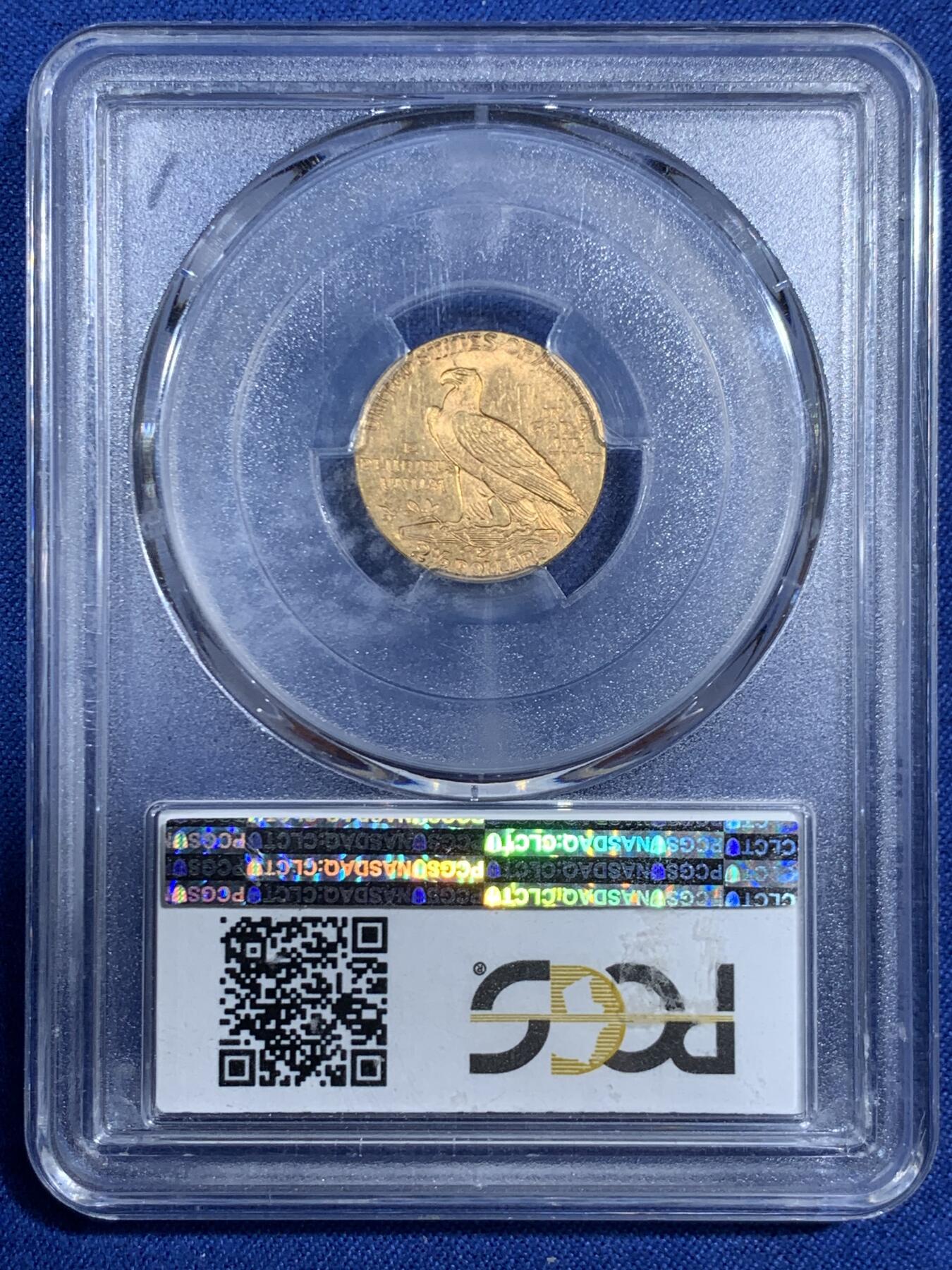 《竞宝斋》第461场 周日，周一，2场连拍 （全场包邮）欢迎送拍 PCGS MS62 美国 1928年 2.5美元 金币 经典印第安人头像设计 原光充沛 底板干净 转光自然流畅 人像与鹰羽细节保存完整 高点仅见轻微流通痕迹 状态明显优于常见流通品 兼具历史感与收藏质量的稳定级精品 900金 4.18克