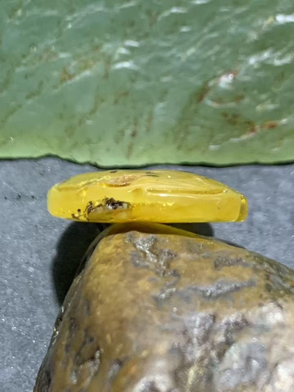 天然通货乌克兰蜜蜡雕刻福字吊坠一个，