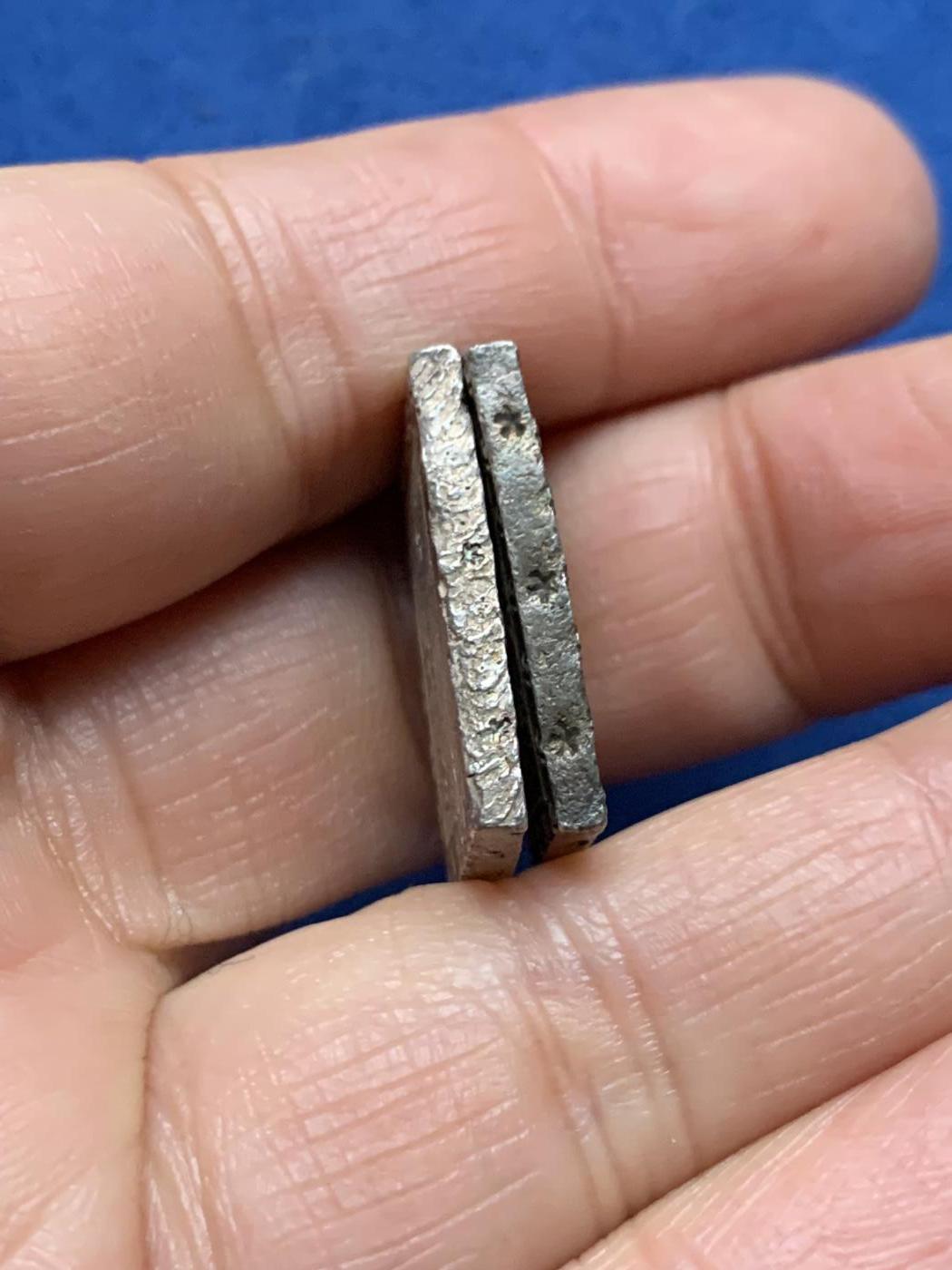 《竞宝斋》第461场 周日，周一，2场连拍 （全场包邮）欢迎送拍 两枚一组 天保一分银和安政一分银，天保型1837-1854年，打制，银质常是（是字撇捺交叉）安政型1859-1868打制，高成色，总重：17.5克；近未使用品！