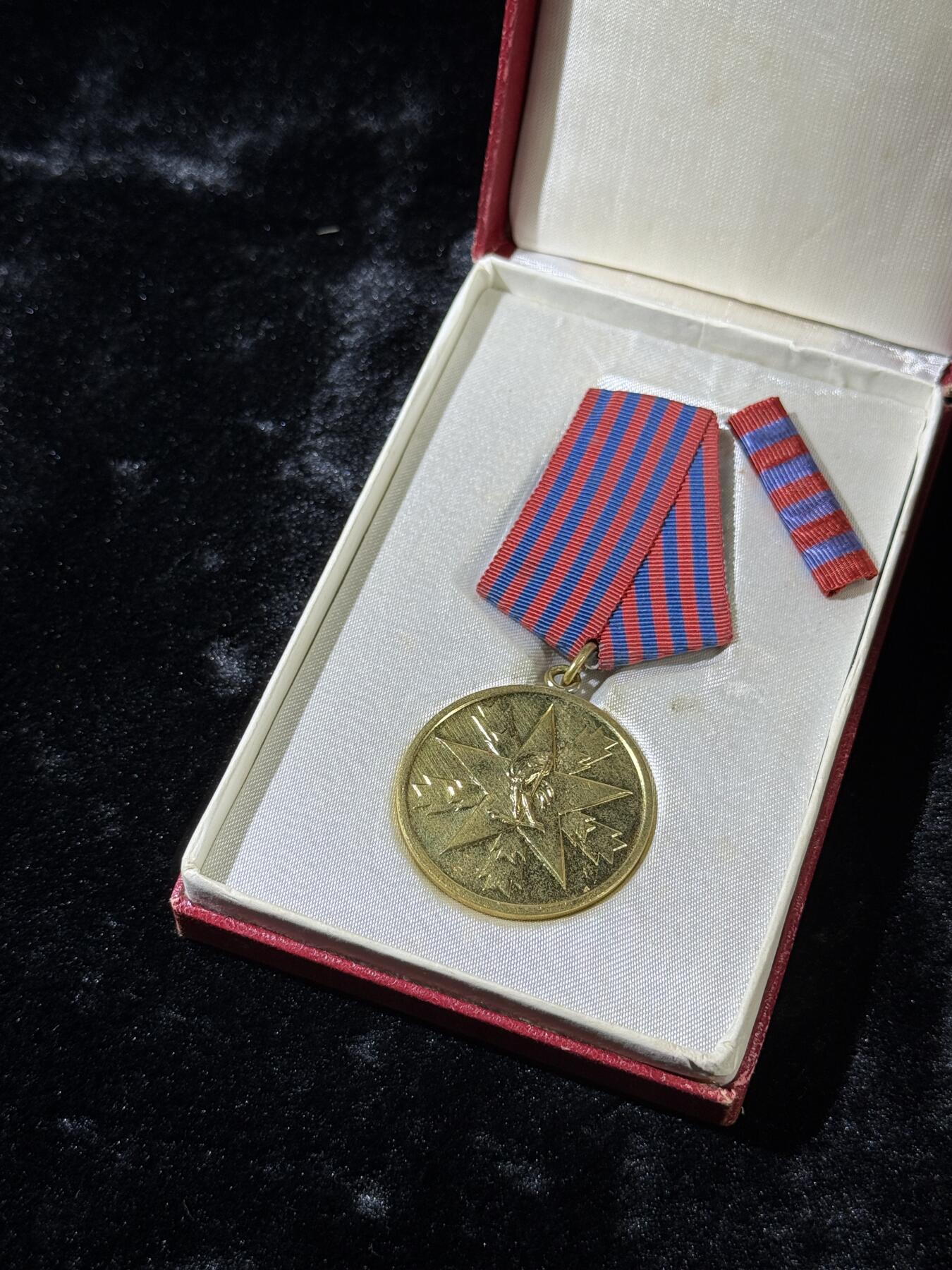 戎马世界章牌大赏第110期 南斯拉夫人民功勋奖章，盒子有损