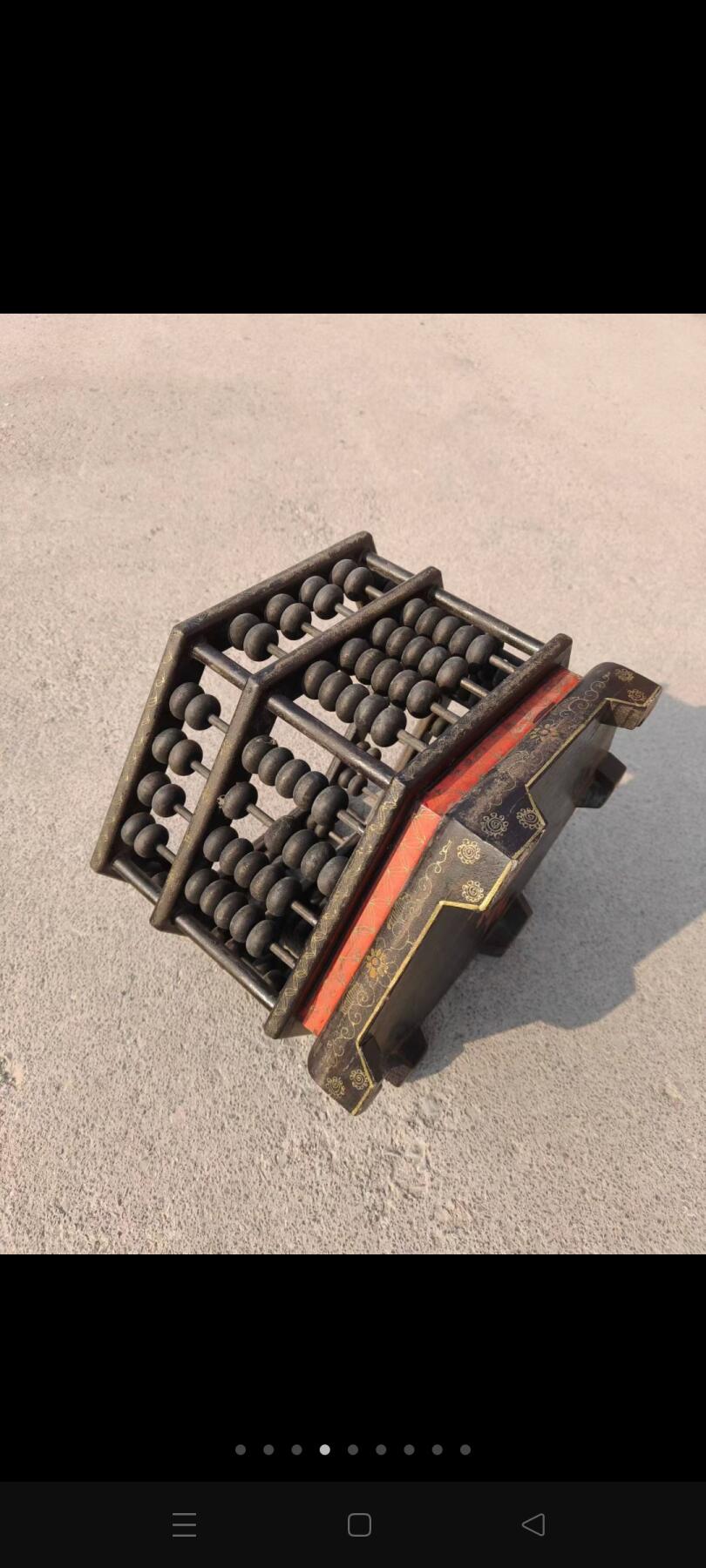 六角形算盘摆件，以精巧的榫卯结构将传统算盘与雅致器型融为一体，对角直径36厘米、高25厘米的尺寸，既保留了算盘的实用功能，又兼具陈设的装饰美感。周身包浆温润，算珠乌黑莹亮，框体上的描金纹饰虽历经岁月仍依稀可见，静静诉说着中式器物里“招财纳福”的美好寓意。它既是旧时商贾账房的实用工具，也是今日案头的雅致陈设，在古典形制与实用功能的平衡中，承载着中式商业文化的独特韵味………