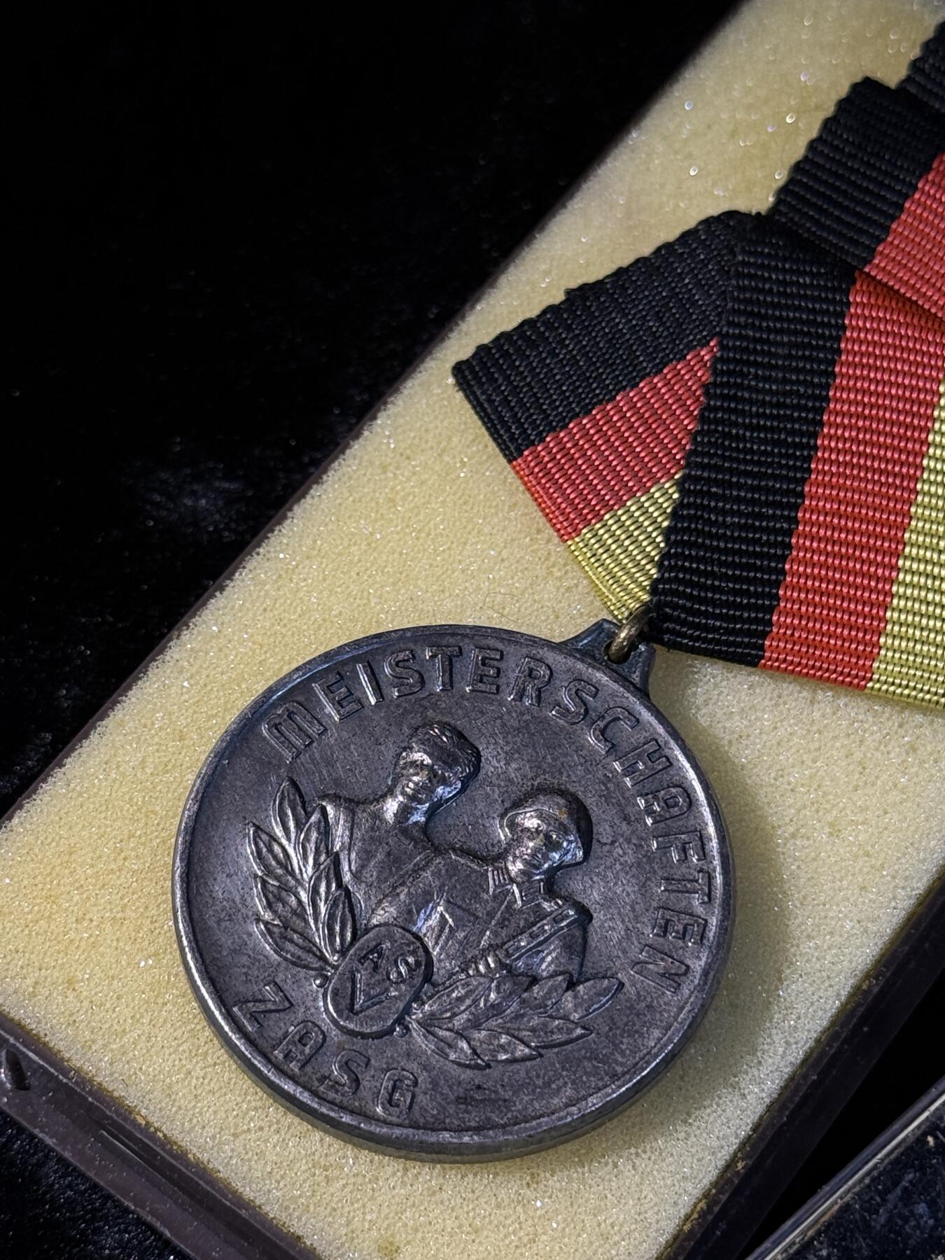 戎马世界章牌大赏第110期 东德军事优胜奖章，少见