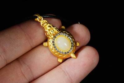 上海都达杂项专场八（全场包邮）   天然镀金龙龟嵌和田玉蛋面挂件 附鉴定证书87-355