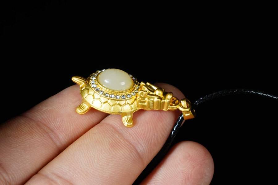 上海都达杂项专场八（全场包邮）   天然镀金龙龟嵌和田玉蛋面挂件 附鉴定证书87-355