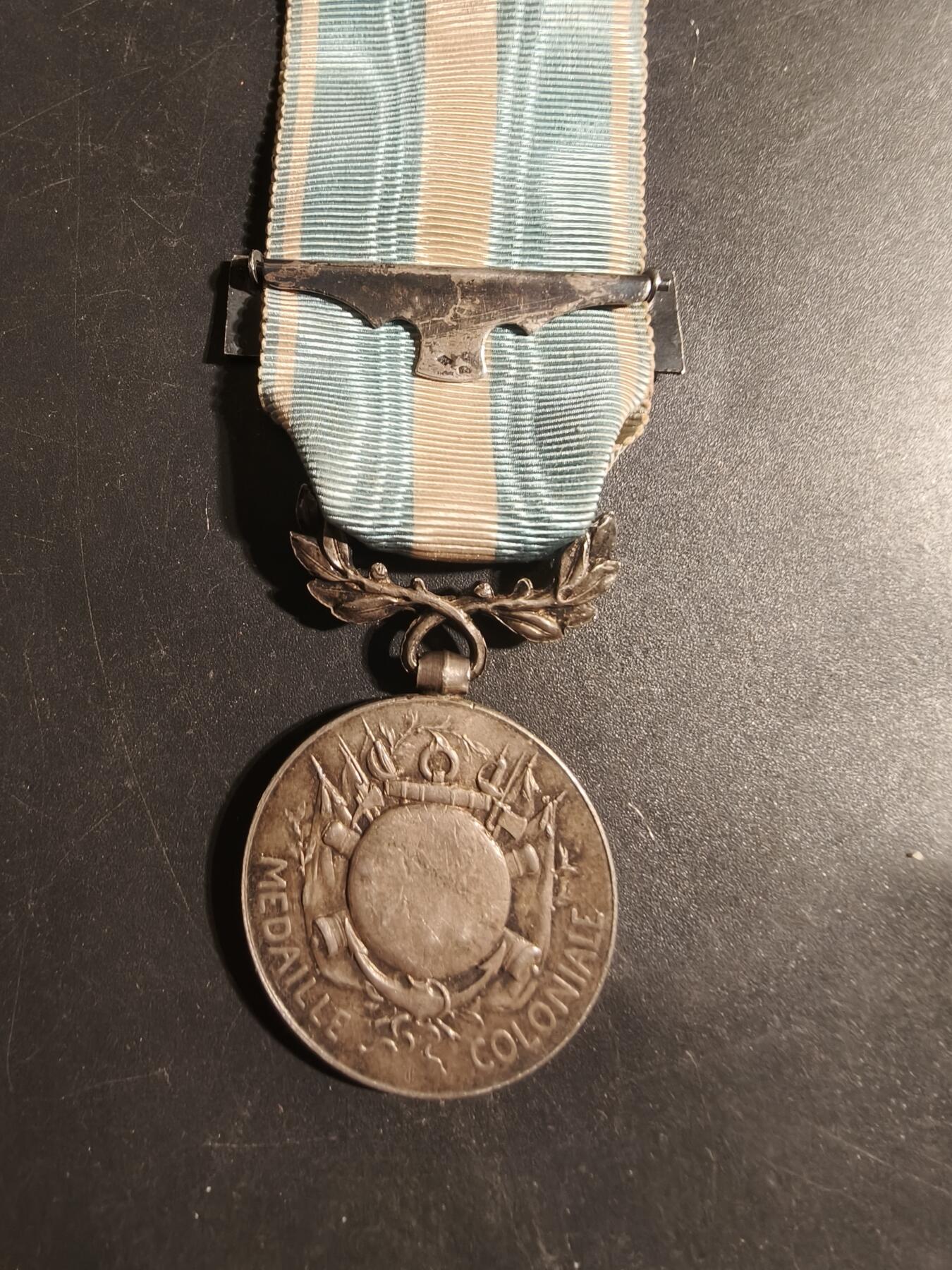 老王徽章第179期 法国殖民奖章     第一版双面叶子版本1892-1923    950银    章体、链接环、勋条多处银标      阿尔及利亚勋条       23g