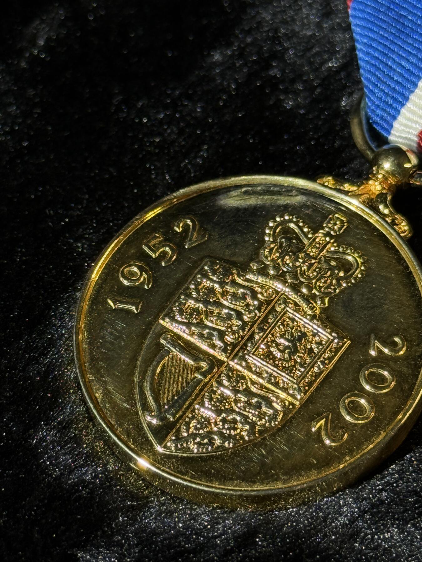 戎马世界章牌大赏第110期 英国女王金禧奖章，复刻