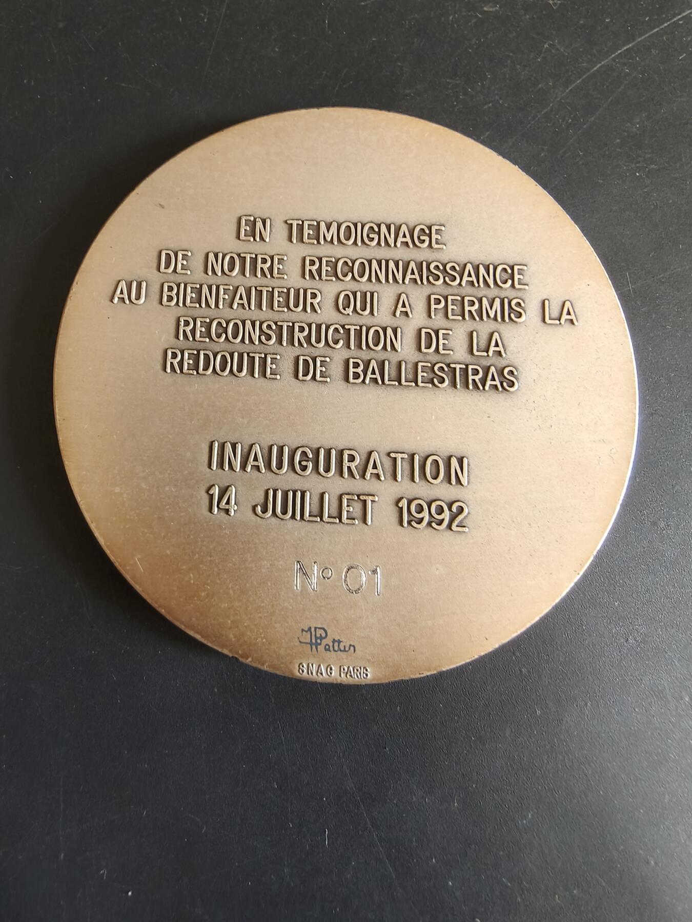 老王徽章第179期 法国帕拉瓦莱弗洛茨的巴列斯特拉斯堡纪念章    这座堡垒最初建于 18 世纪末，目的是保护当地的渔民免受海盗袭击。  直径78mm    重量165.5g