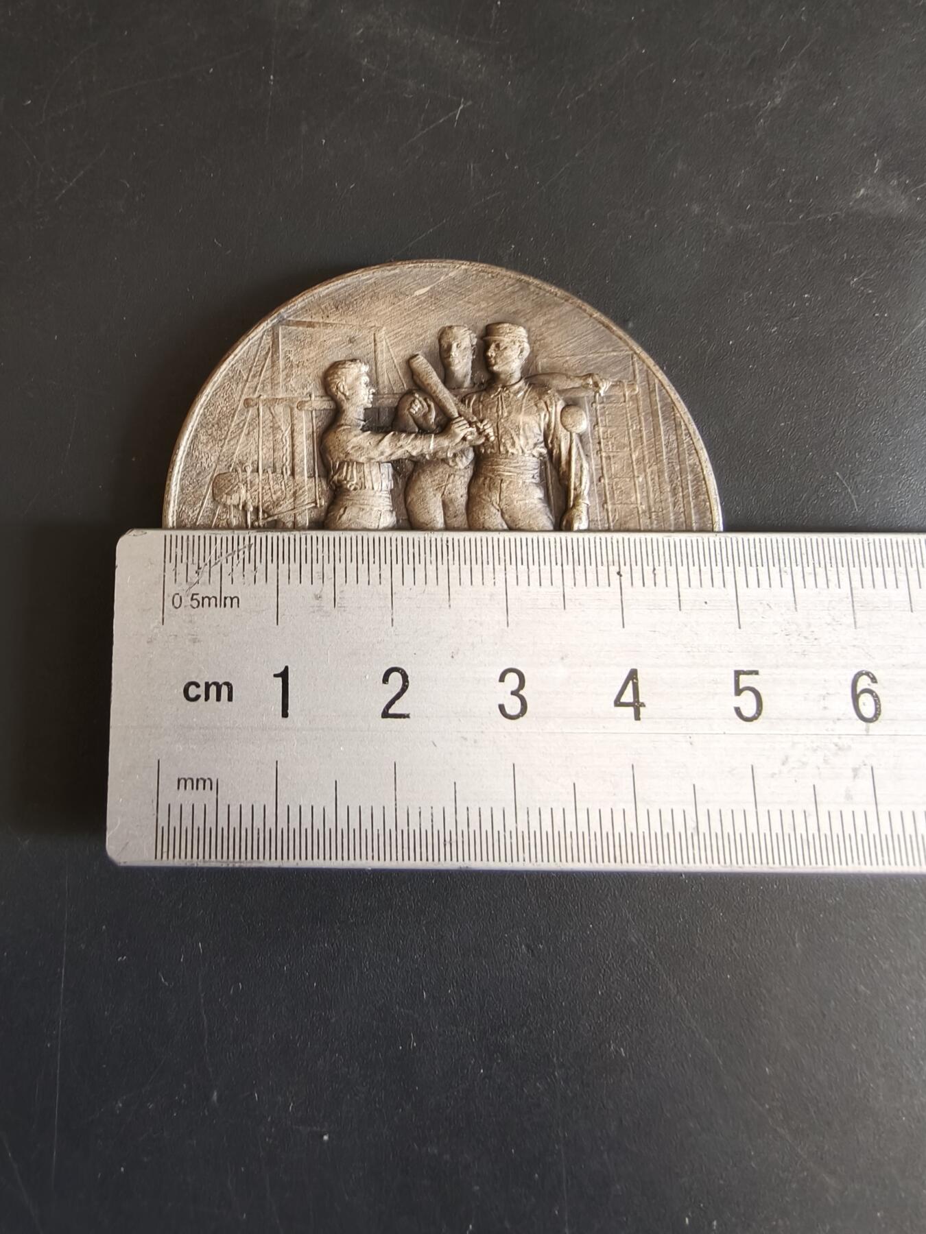 老王徽章第179期 法国体操运动协会镀银大铜章     直径50mm    重量53.9g