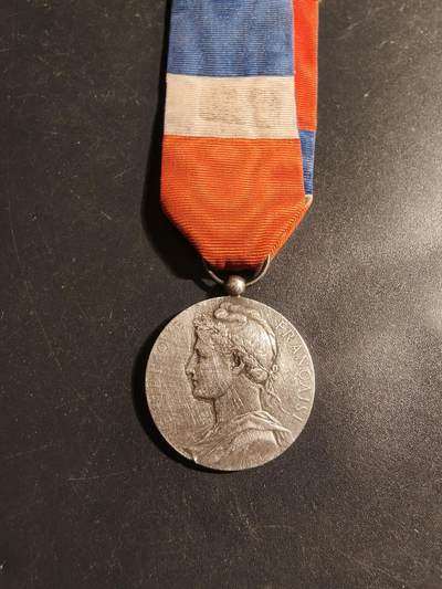 老王徽章第179期 - 法国银级劳工奖章     800银    少见维希末期版   1945年实发     11.4g