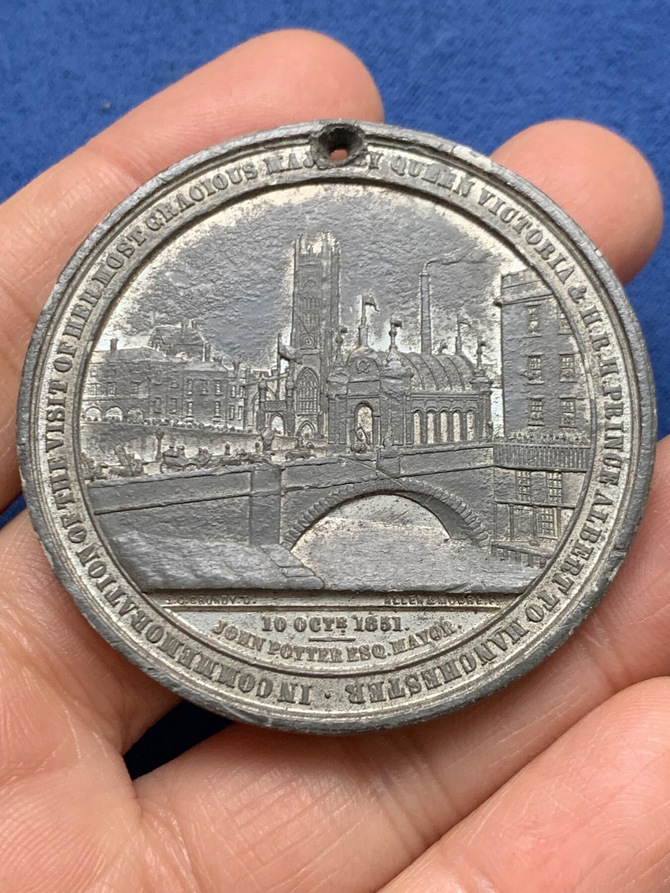 《竞宝斋》第461场 周日，周一，2场连拍 （全场包邮）欢迎送拍 英国1851年维多利亚女王皇家曼彻斯特访问纪念章，哥特款奢华设计，非常经典华美。39.2克，50.8mm。WM材质