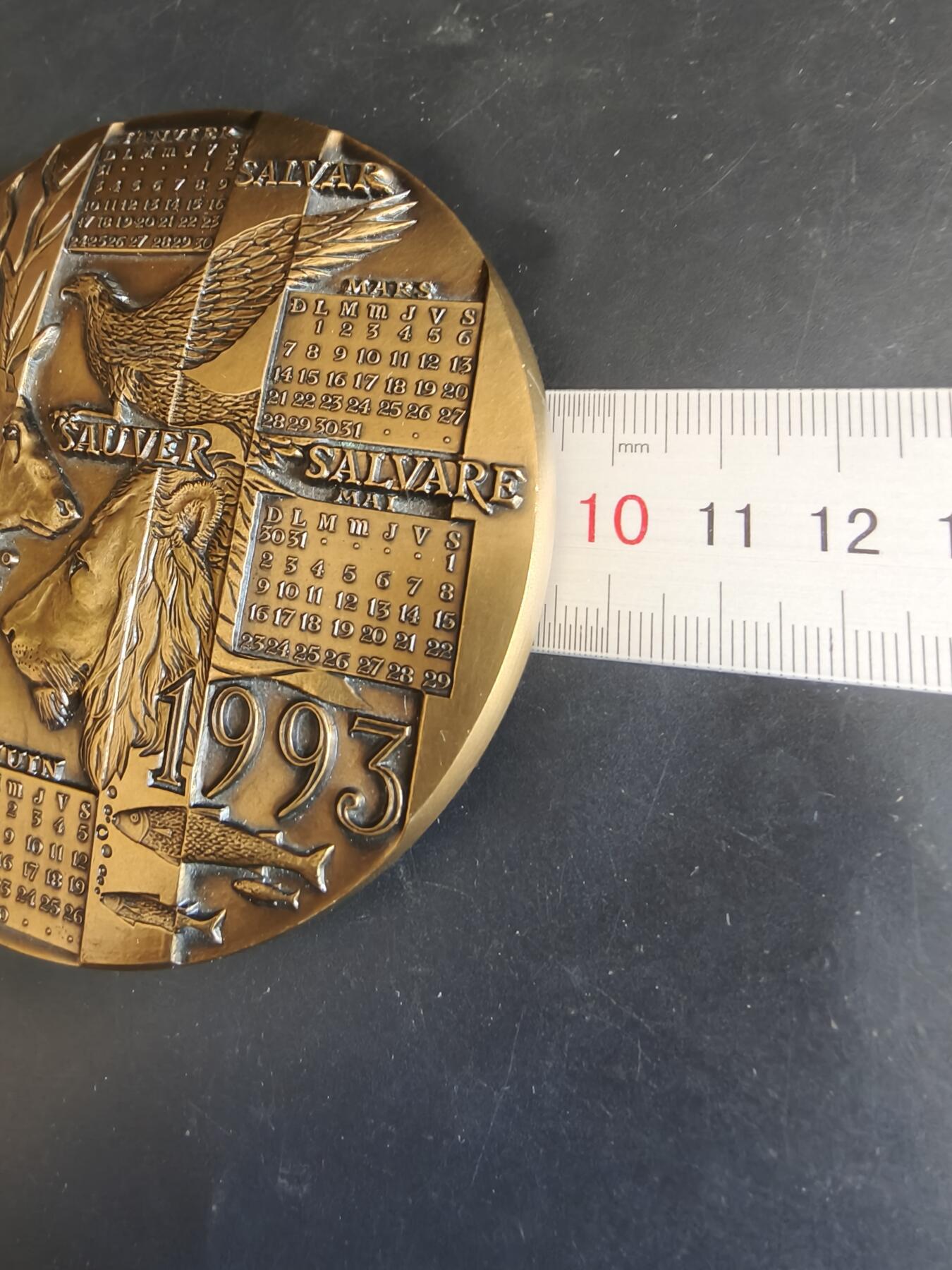 老王徽章第179期 法国1993年年历大铜章     高浮雕    直径94mm     重量713.9g