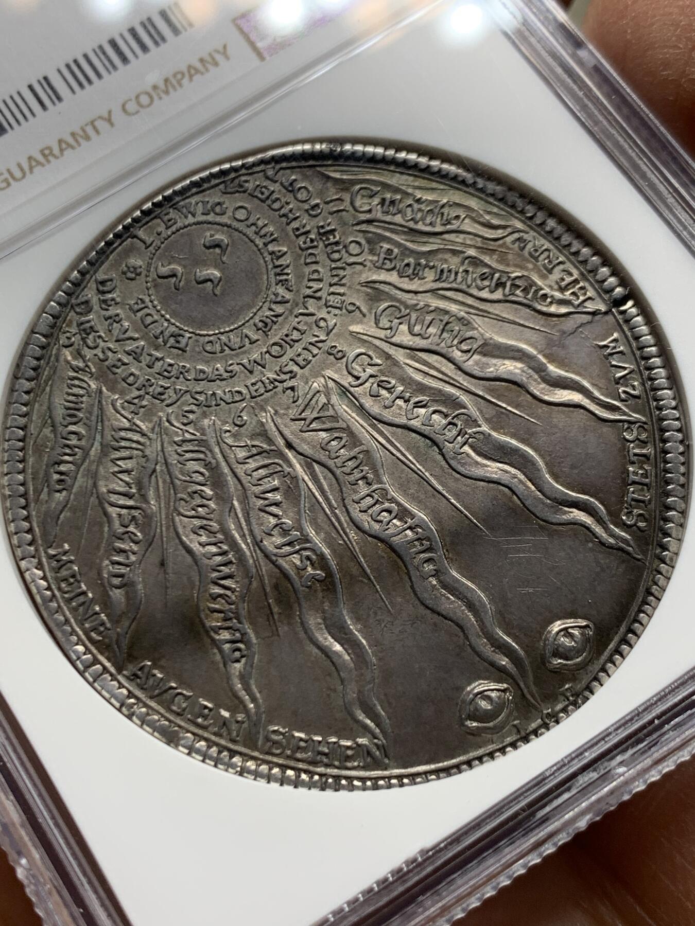 《竞宝斋》第461场 周日，周一，2场连拍 （全场包邮）欢迎送拍 NGC AU 德国 1668年  萨克森-哥达-阿尔滕堡公国 教理问答泰勒 非常稀有的品种  最近VF-XF的裸币成交价 1.6-2W  三线之内象征三位一体，光芒四射，象征上帝的各种特质；下方为天意之眼