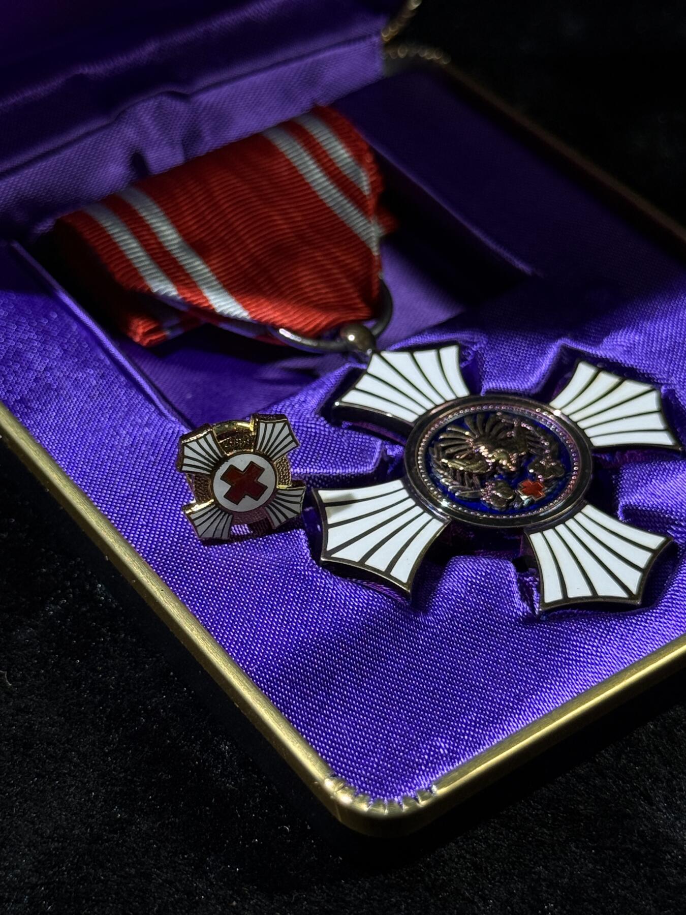 戎马世界章牌大赏第110期 日本赤十字社金色有功章，银制，带盒