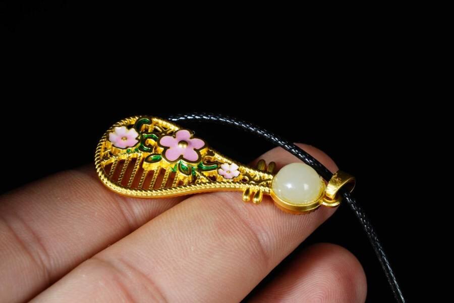 上海都达杂项专场八（全场包邮）   天然镀金琵琶琴嵌和田玉蛋面挂件 附鉴定证书87-351