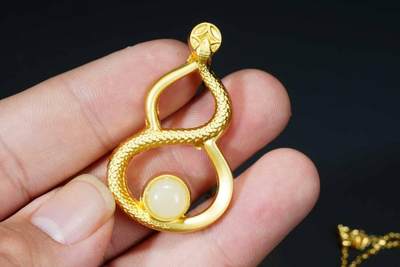 上海都达杂项专场八（全场包邮）   天然镀金蛇形葫芦嵌和田玉蛋面挂件 附鉴定证书87-341