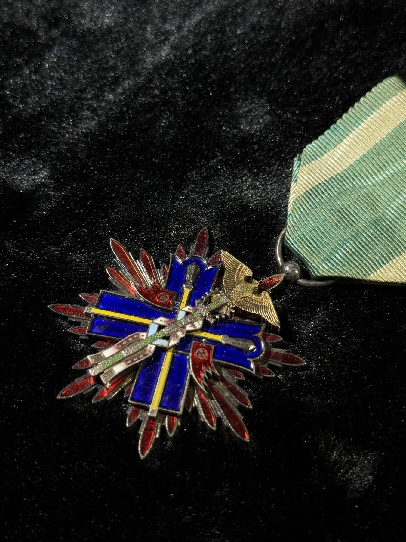 戎马世界章牌大赏第110期 功五级金鸱章，带盒，珐琅有损，盒子连接处有点破损