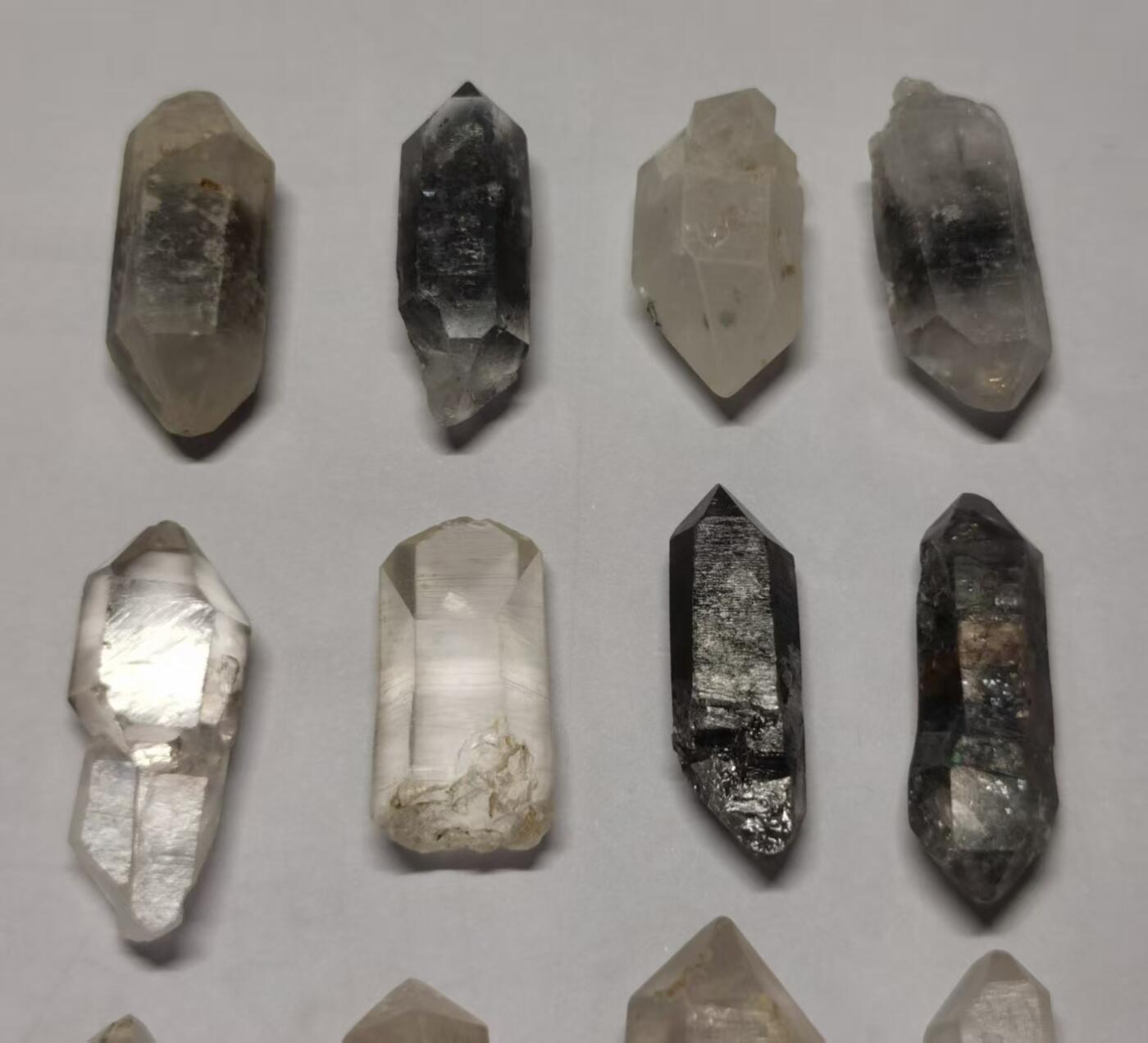 七河·世界币章矿标杂件每周小拍（总第35期）（本场周二结标） 藏家出品 X718（6） 云贵闪灵水晶原石一组 16 件 约50多克 本件拍品由合作藏家邮寄