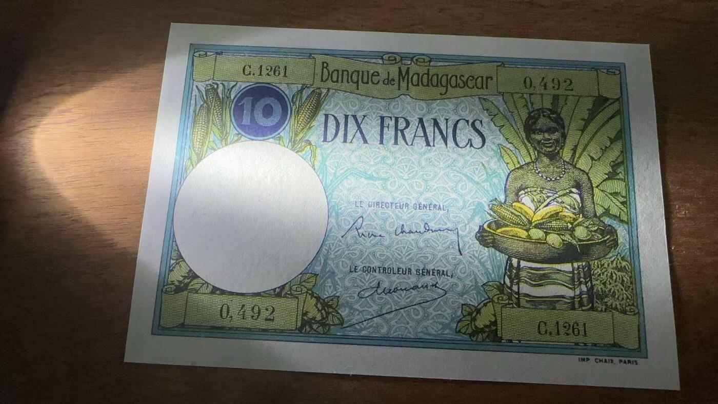 徐霞客拍卖首拍 马达加斯加	P-36 1937年10法郎	C.1261 0492	au		发行于殖民至独立过渡阶段，是当时流通的法定货币。它融合了殖民风格与本土文化的设计，以当地农耕形象为核心纹饰，兼具实用与文化象征意义，见证了货币体系从殖民管控向自主发行的演变，是研究该地区金融转型与社会风貌的实物佐证。其收藏价值源于存世量稀少，兼具历史研究价值与稀缺性