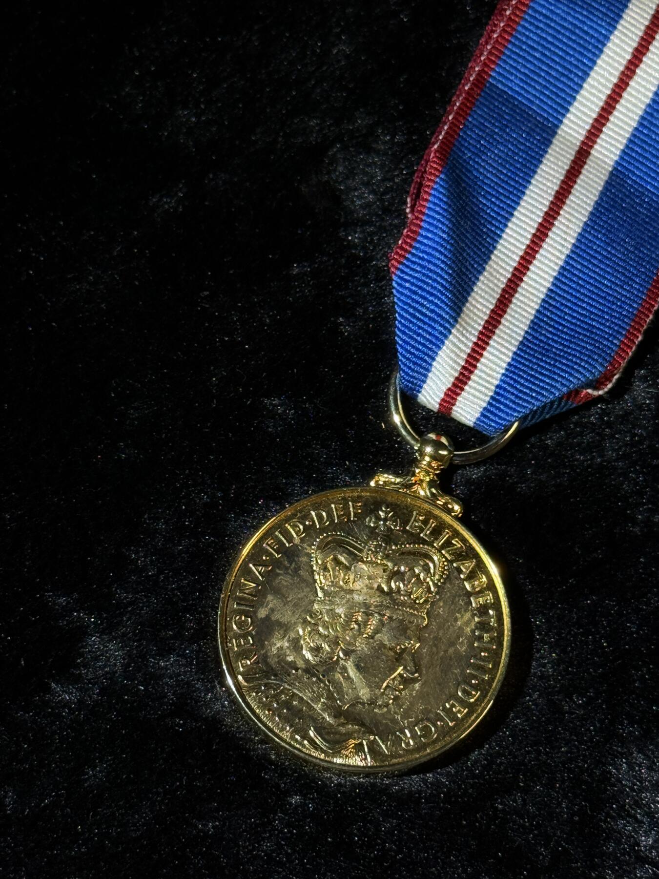 戎马世界章牌大赏第110期 英国女王金禧奖章，复刻