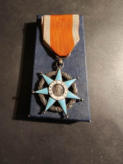 老王徽章第179期 - 法国骑士级社会功绩勋章     带纸盒