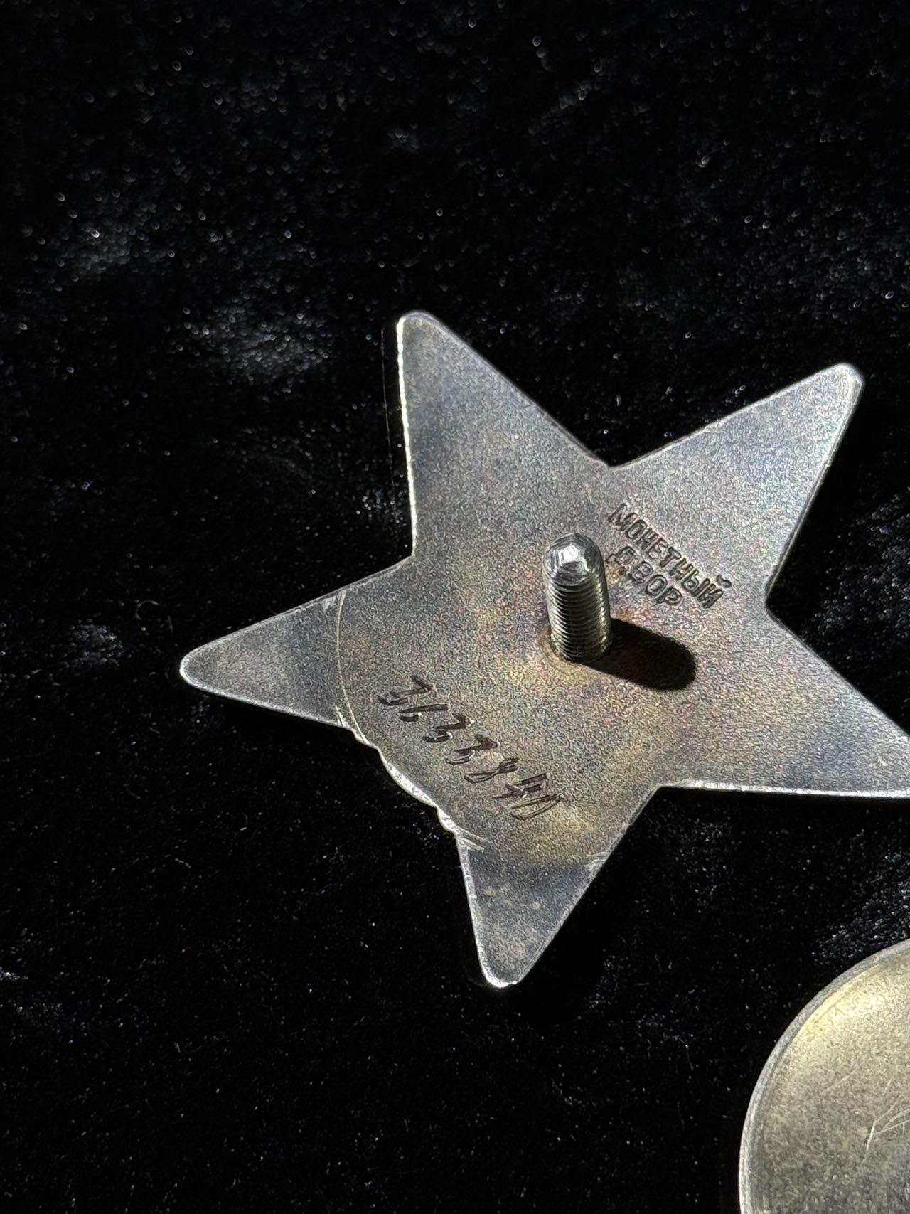 戎马世界章牌大赏第110期 苏联红星勋章，3633840号，珐琅有佩戴痕迹，冷战补发，步兵团高级侦查员潜入敌军阵地发现机枪与迫击炮连，突入战壕负伤不退并击毙两名敌军