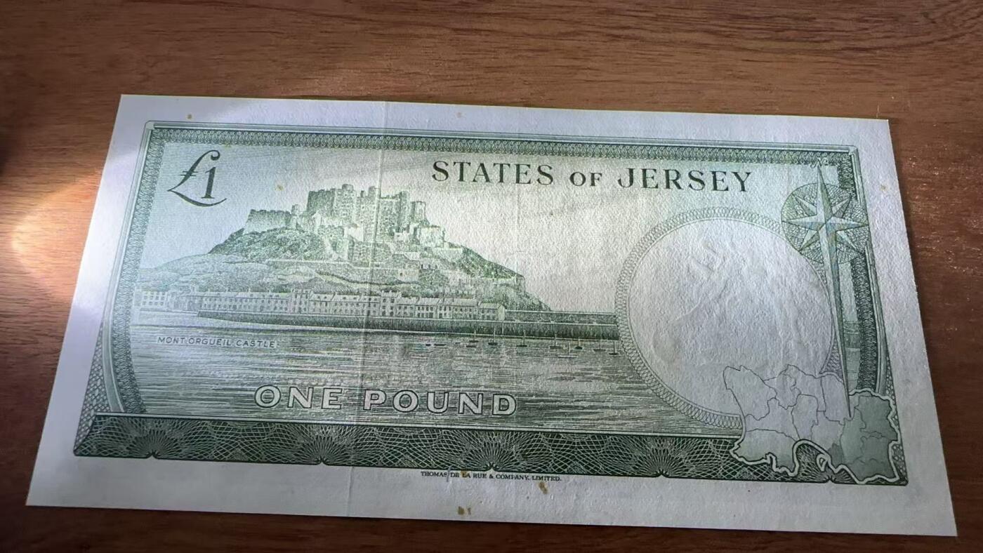 徐霞客拍卖首拍 泽西岛	P-8a 1963年1镑 C911401	品相如图		发行于20世纪中后期，是泽西岛当时流通的法定货币。它融合了英联邦货币风格与本土标识的设计，以君主肖像为核心元素，兼具流通功能与身份象征意义，见证了泽西岛货币体系的独立发展与英联邦金融关联，是研究该地区金融史与殖民文化传承的实物佐证。其收藏价值源于存世量稀少，是小众地域货币收藏中颇具辨识度的藏品。	