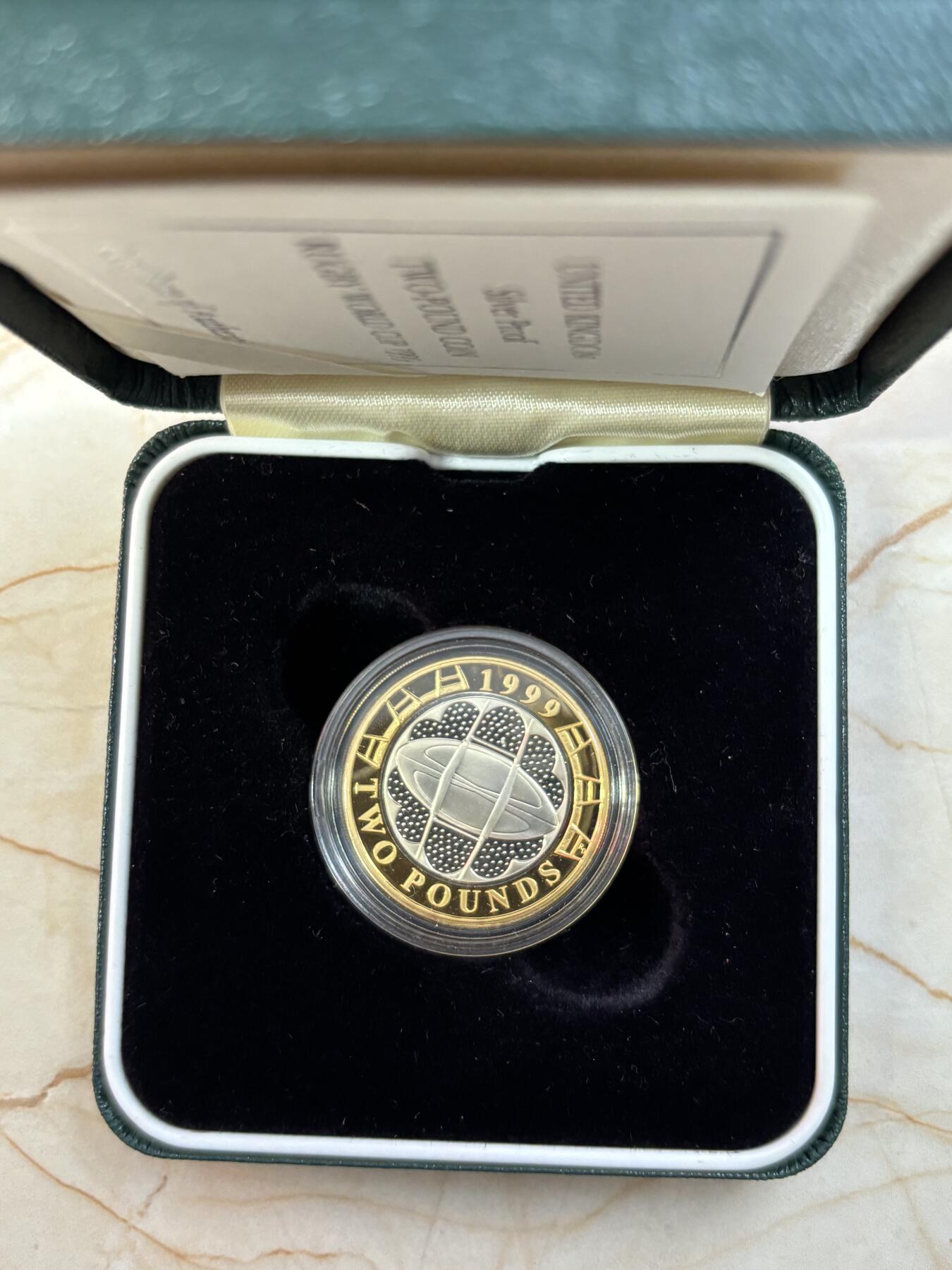 第189期拍卖 英国1999年橄榄球世界杯2英镑双色镀金纪念银币，925银镀金，12克，发行25000枚