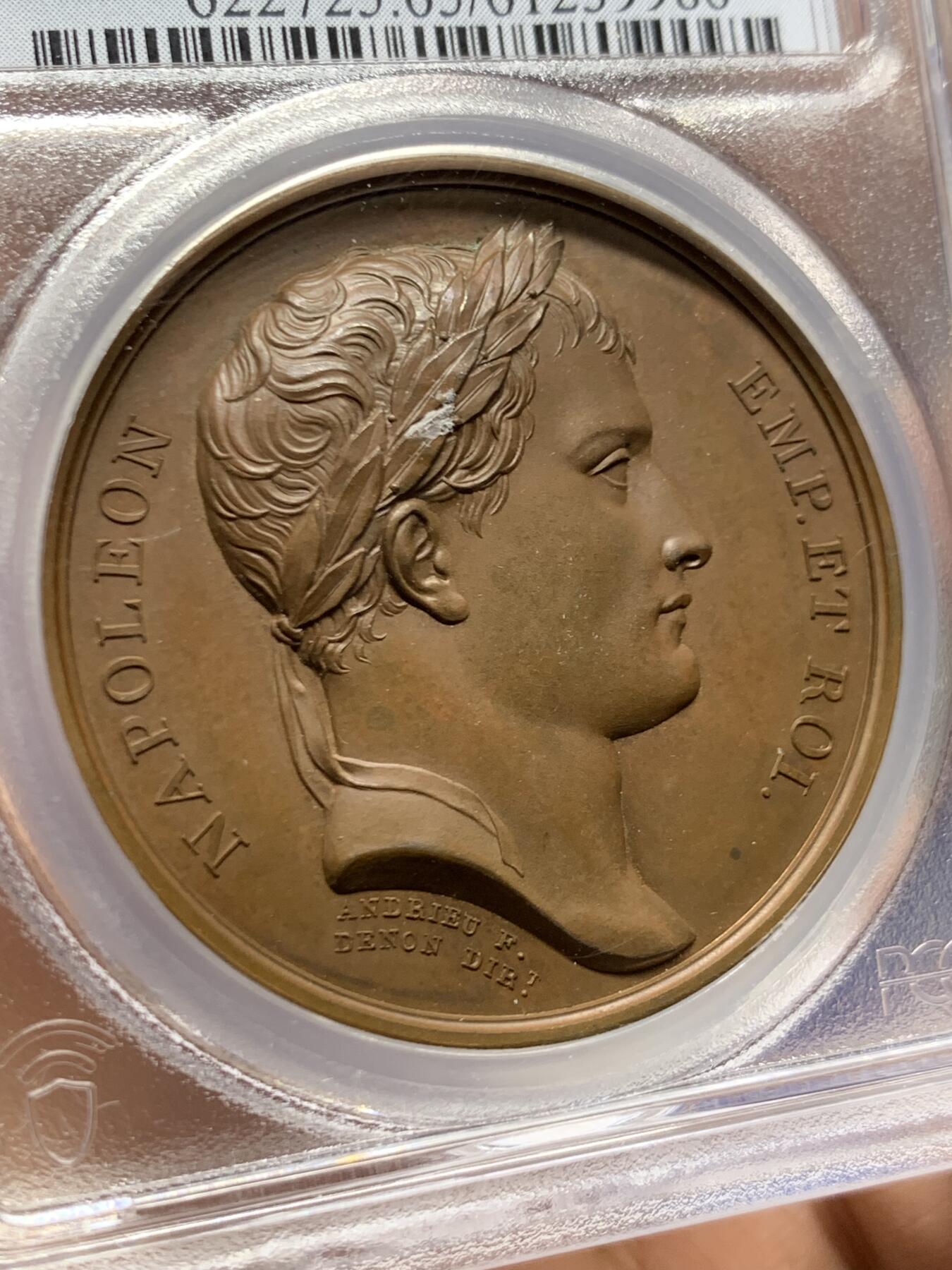 《竞宝斋》第461场 周日，周一，2场连拍 （全场包邮）欢迎送拍 PCGS SP65 冠军分！法国1807年拿破仑一世年度胜利原铸铜章 巴黎造币厂 巧克力包浆 帝国之鹰展翅爪子锋利 紧紧攥住矗立于N记雷电权杖之上 目光锐利如炬 羽翼丰满 丝缕清晰细节感人 作为拿皇的拟人化象征 接受上空胜利女神飞舞空中送来月桂花环为其加冕 作为年度总结庆祝过去的一年中军队获取的胜利 稀少珍贵品种 加厚盒