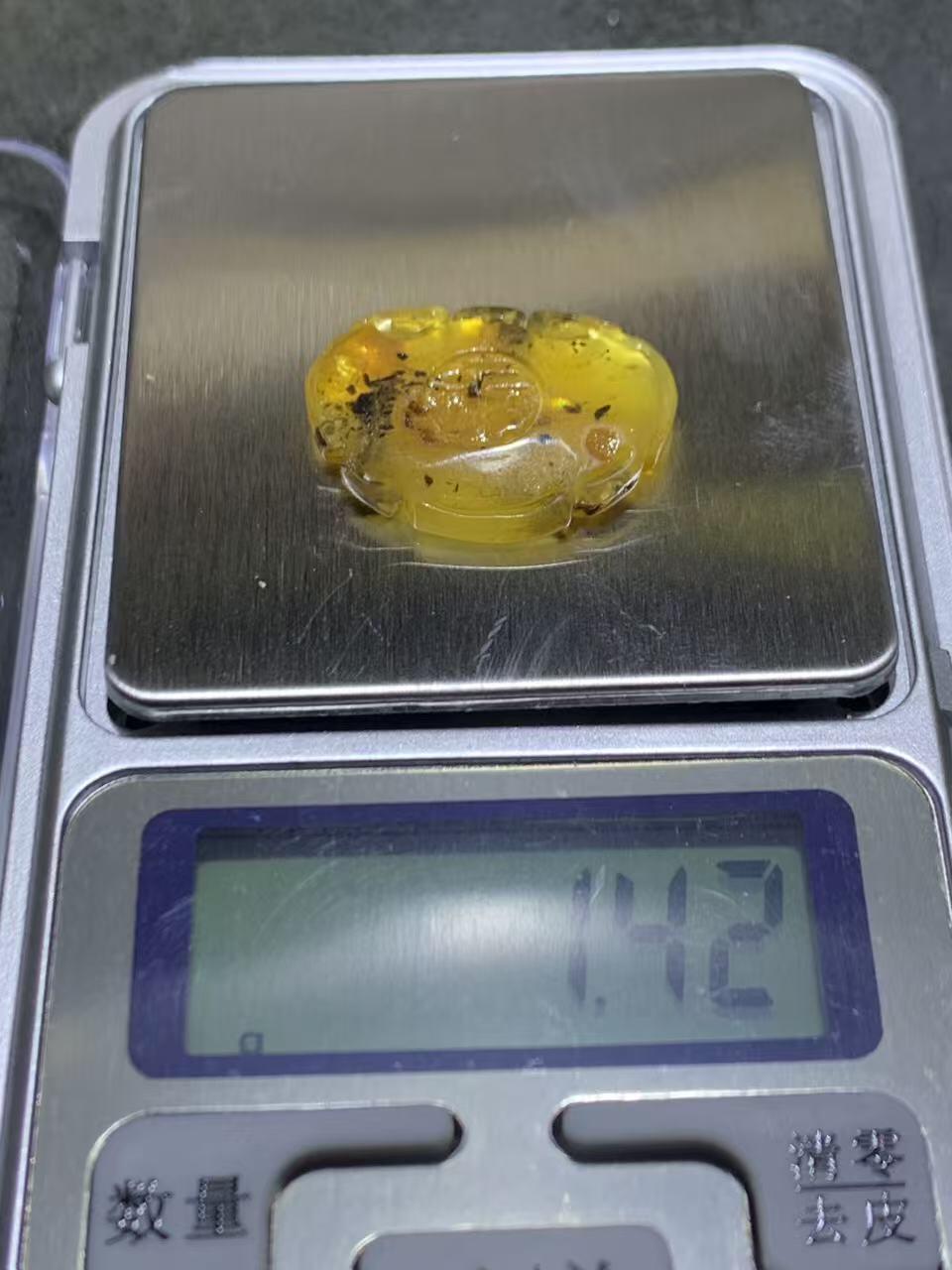 天然通货乌克兰蜜蜡雕刻福字吊坠一个，