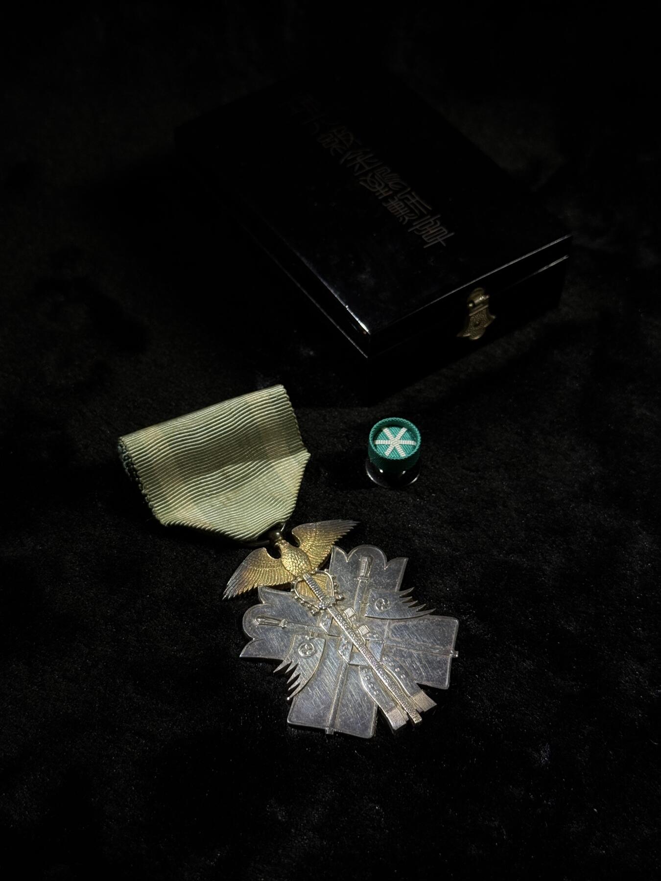 戎马世界章牌大赏第110期 功七级金鸱章，盒子为六级