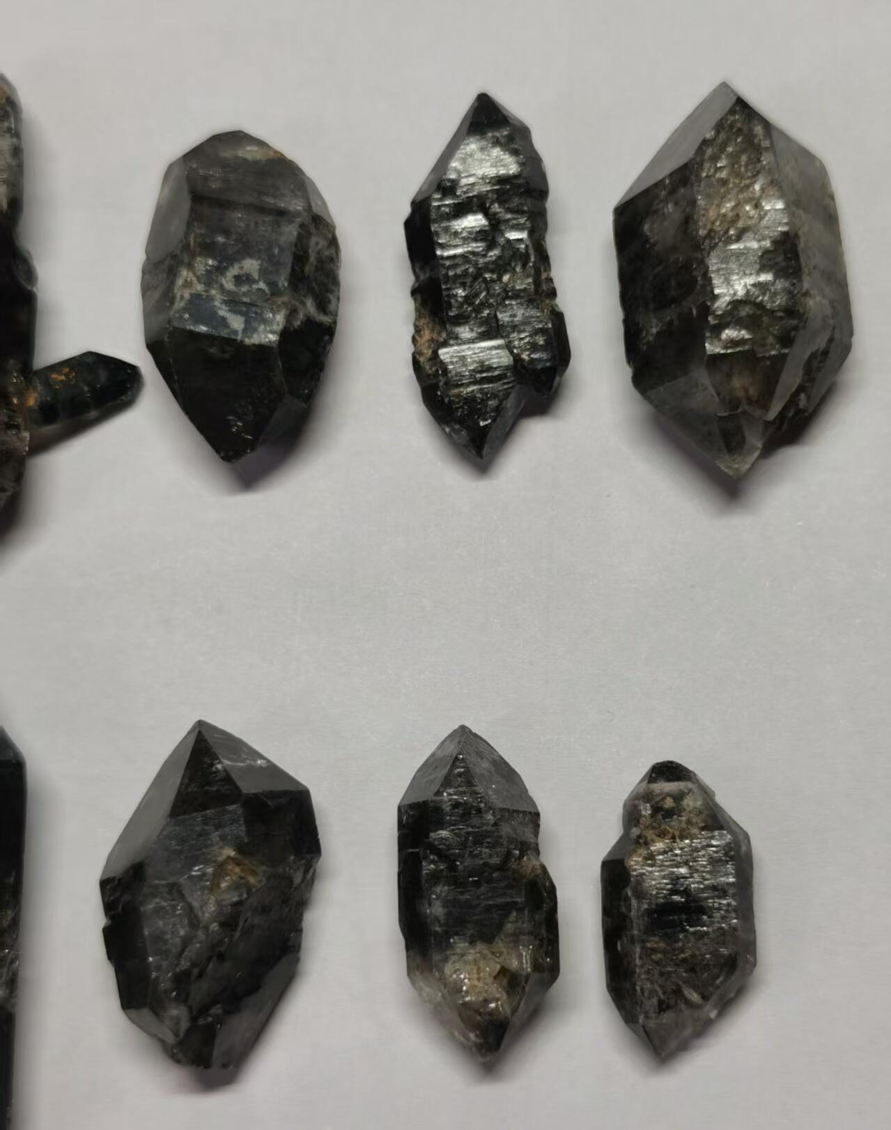 七河·世界币章矿标杂件每周小拍（总第35期）（本场周二结标） 藏家出品 X724（7） 暗色系云贵闪灵水晶原石，一组 8 件 本件拍品由合作藏家邮寄