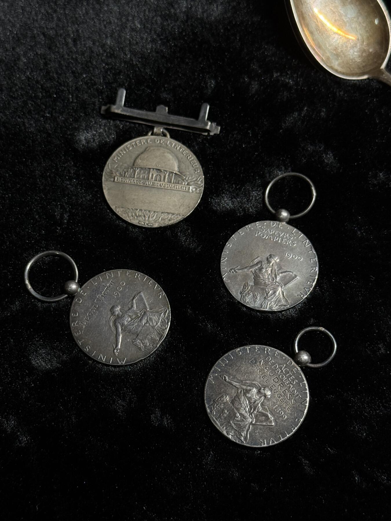 戎马世界章牌大赏第110期 法国奖章一组，银制，重约48.7g