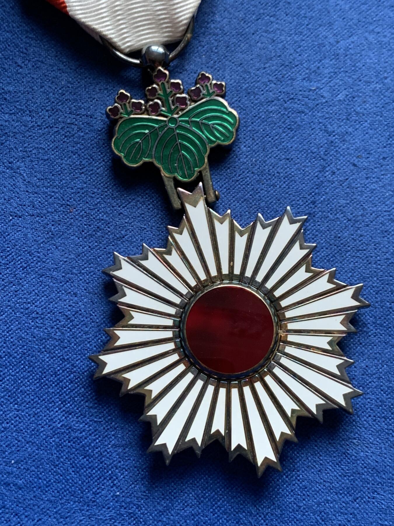 《竞宝斋》第461场 周日，周一，2场连拍 （全场包邮）欢迎送拍 日本五等旭日章 银质 镀金状态不错 总重约42.6g